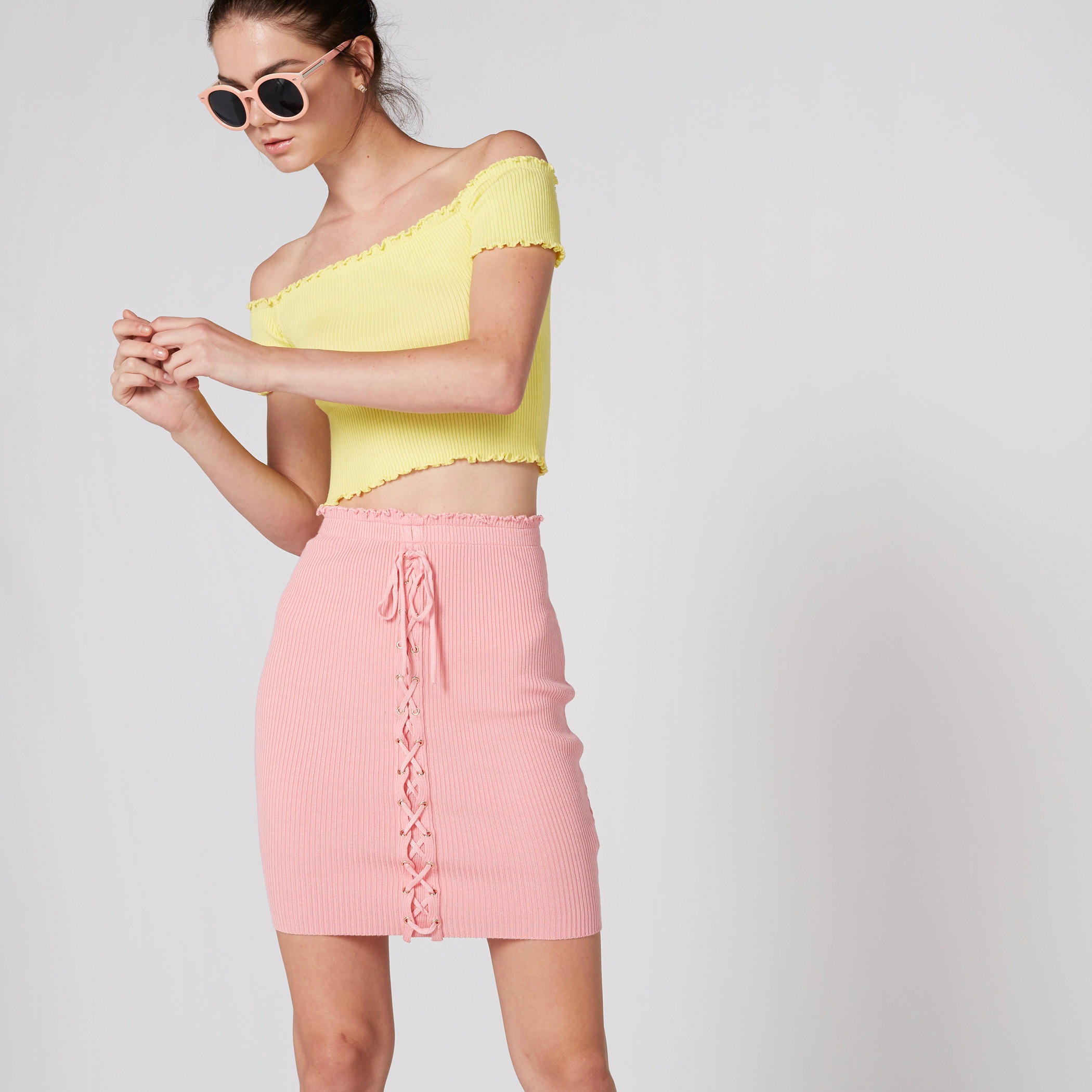 تنورة قصيرة مضلّعة بقصّة ضيّقة ورباط-women-clothing-bottoms-skirts-image-1