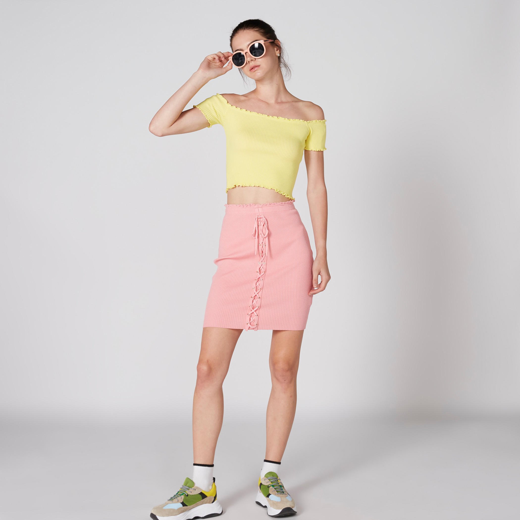 تنورة قصيرة مضلّعة بقصّة ضيّقة ورباط-women-clothing-bottoms-skirts-image-3