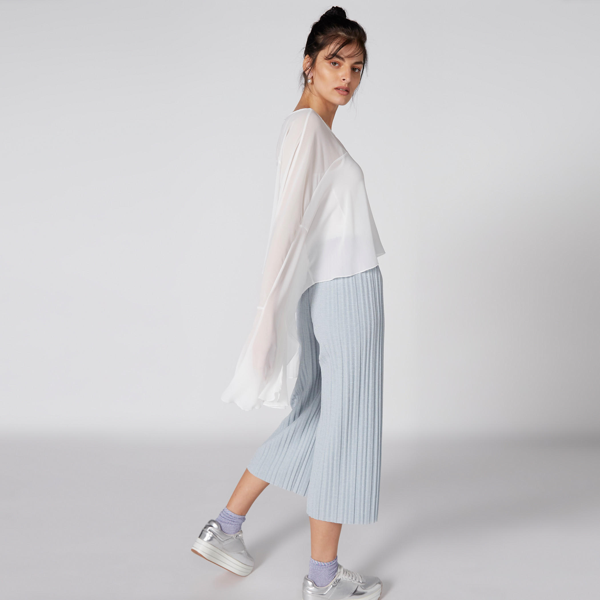 بنطال واسع الساقين بارز الملمس بخصر مطّاطي-women-clothing-bottoms-trousers-image-3