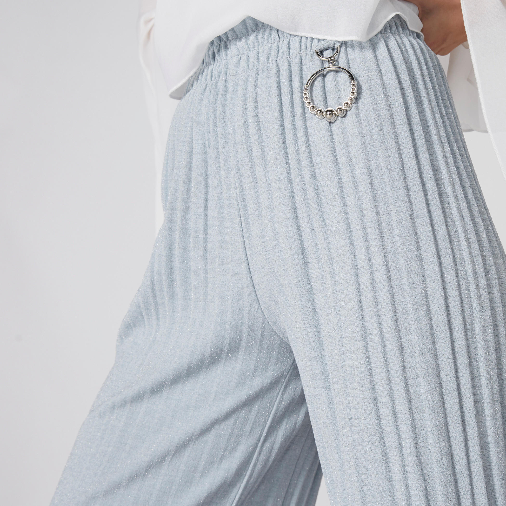 بنطال واسع الساقين بارز الملمس بخصر مطّاطي-women-clothing-bottoms-trousers-image-4