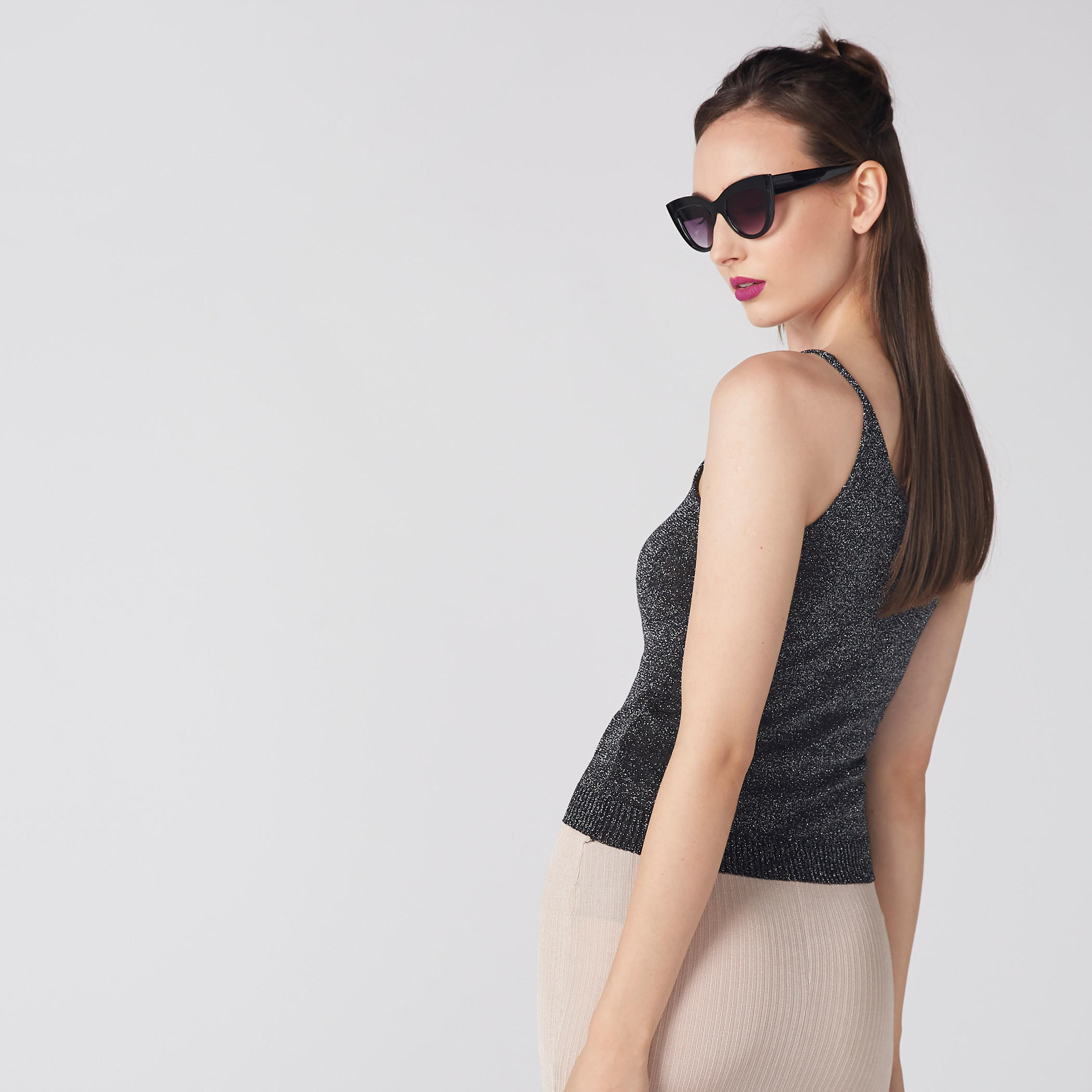 بلوزة كامي دون أكمام بياقة V وتفاصيل جليتر-women-clothing-shirtsandblouses-blouses-image-3