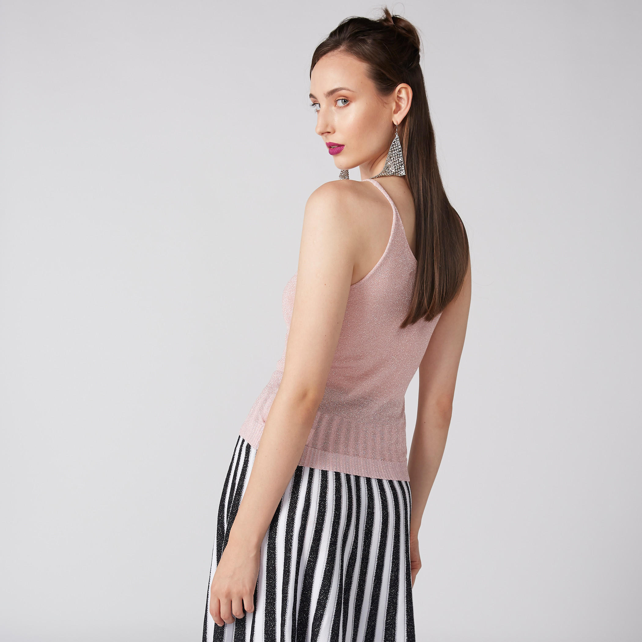 بلوزة كامي بارزة الملمس بياقة عميقة وحمّالات رفيعة-women-clothing-shirtsandblouses-blouses-image-3