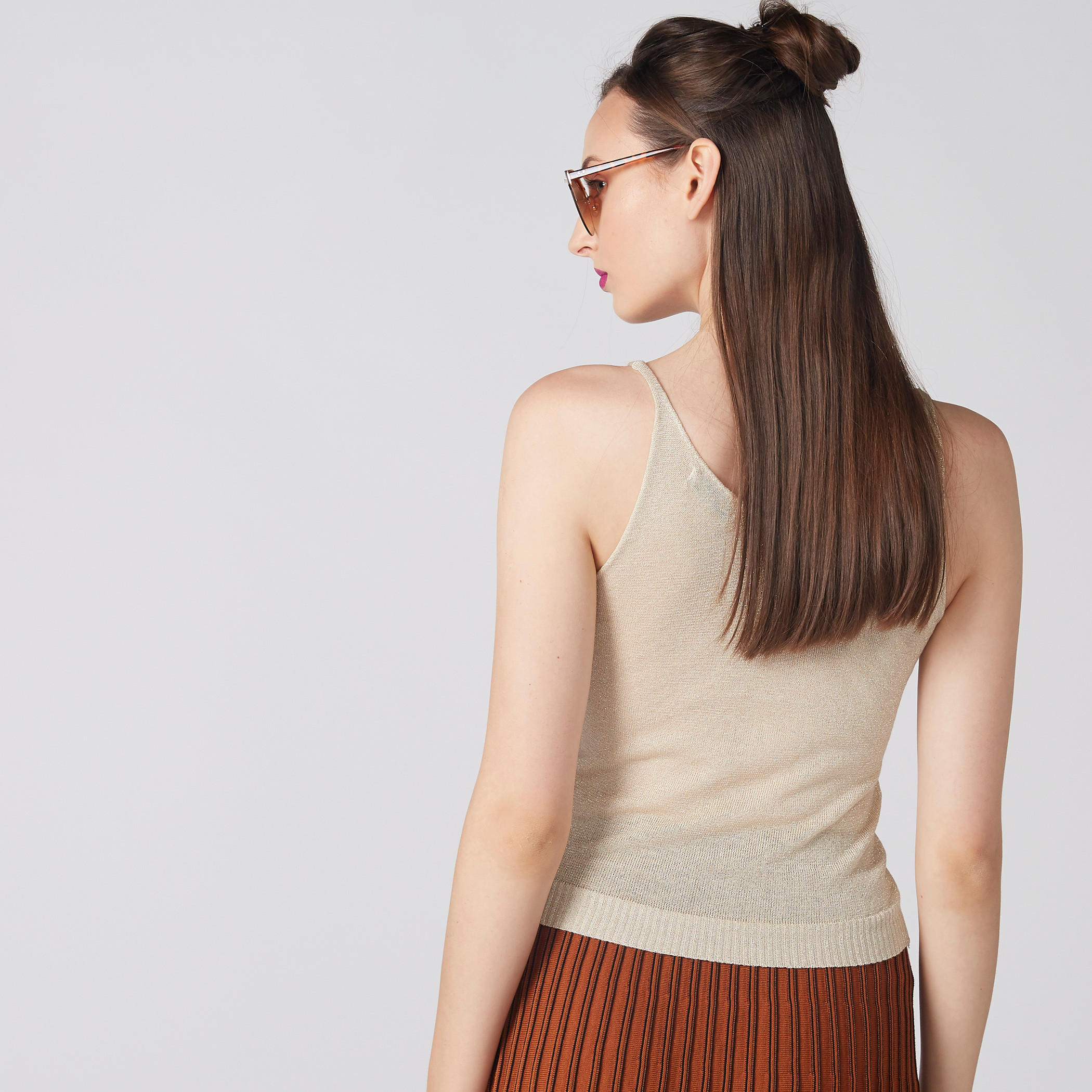 بلوزة كامي بارزة الملمس بياقة عميقة وحمّالات رفيعة-women-clothing-shirtsandblouses-blouses-image-3