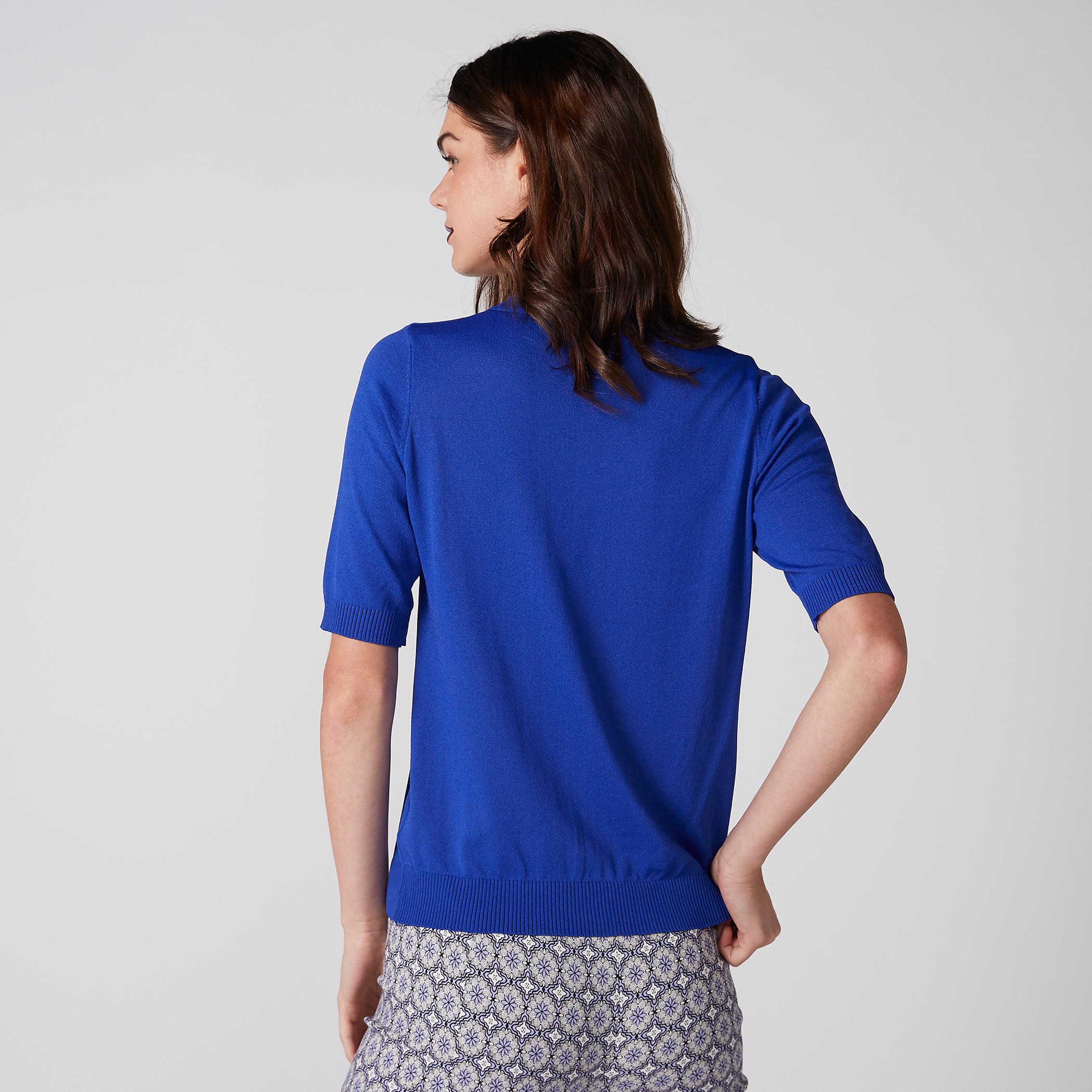بلوزة بنقش مطبوع بأكمام قصيرة وياقة دائرية-women-clothing-tshirts-image-2