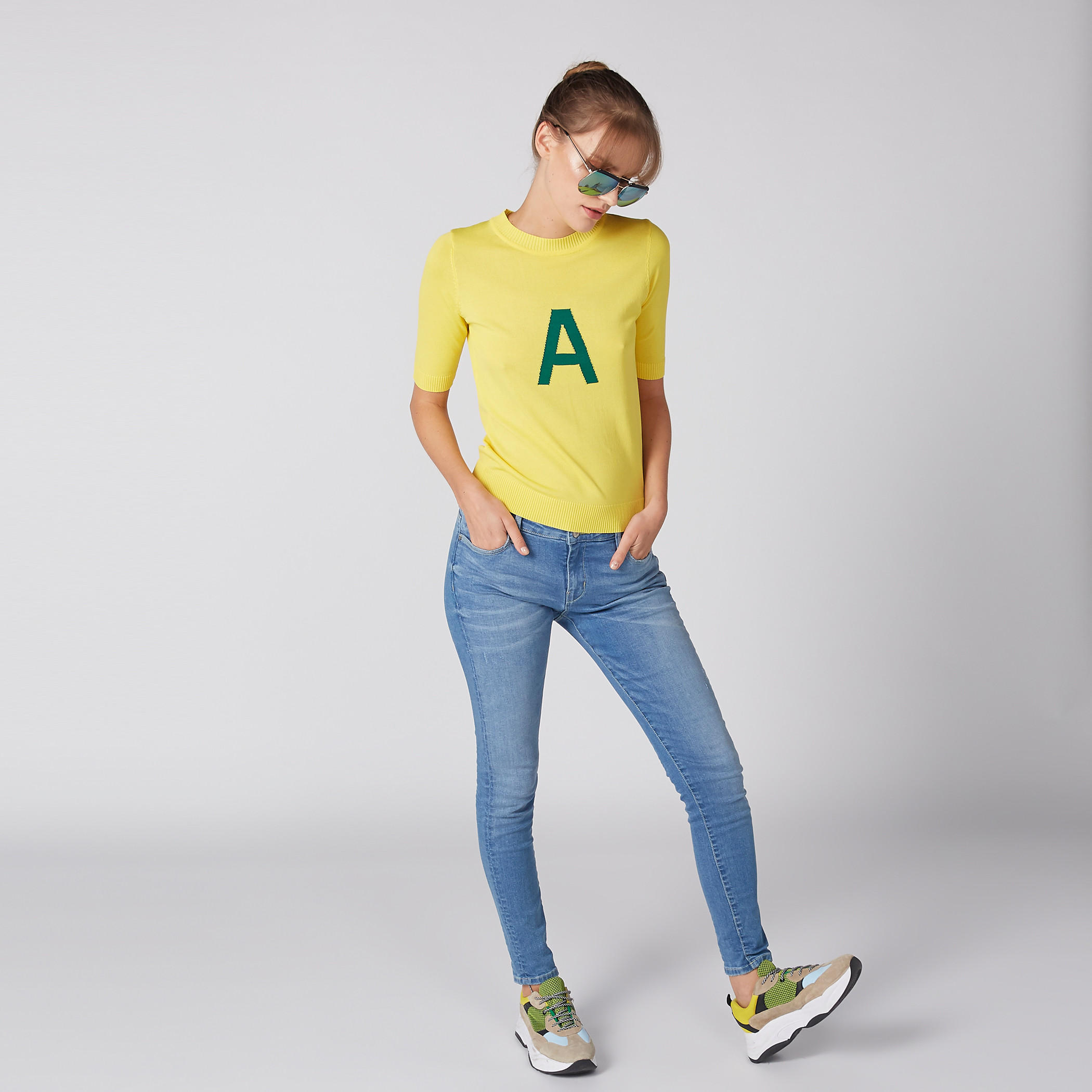 بلوزة بطبعات وياقة مستديرة وأكمام قصيرة-women-clothing-tshirts-image-3