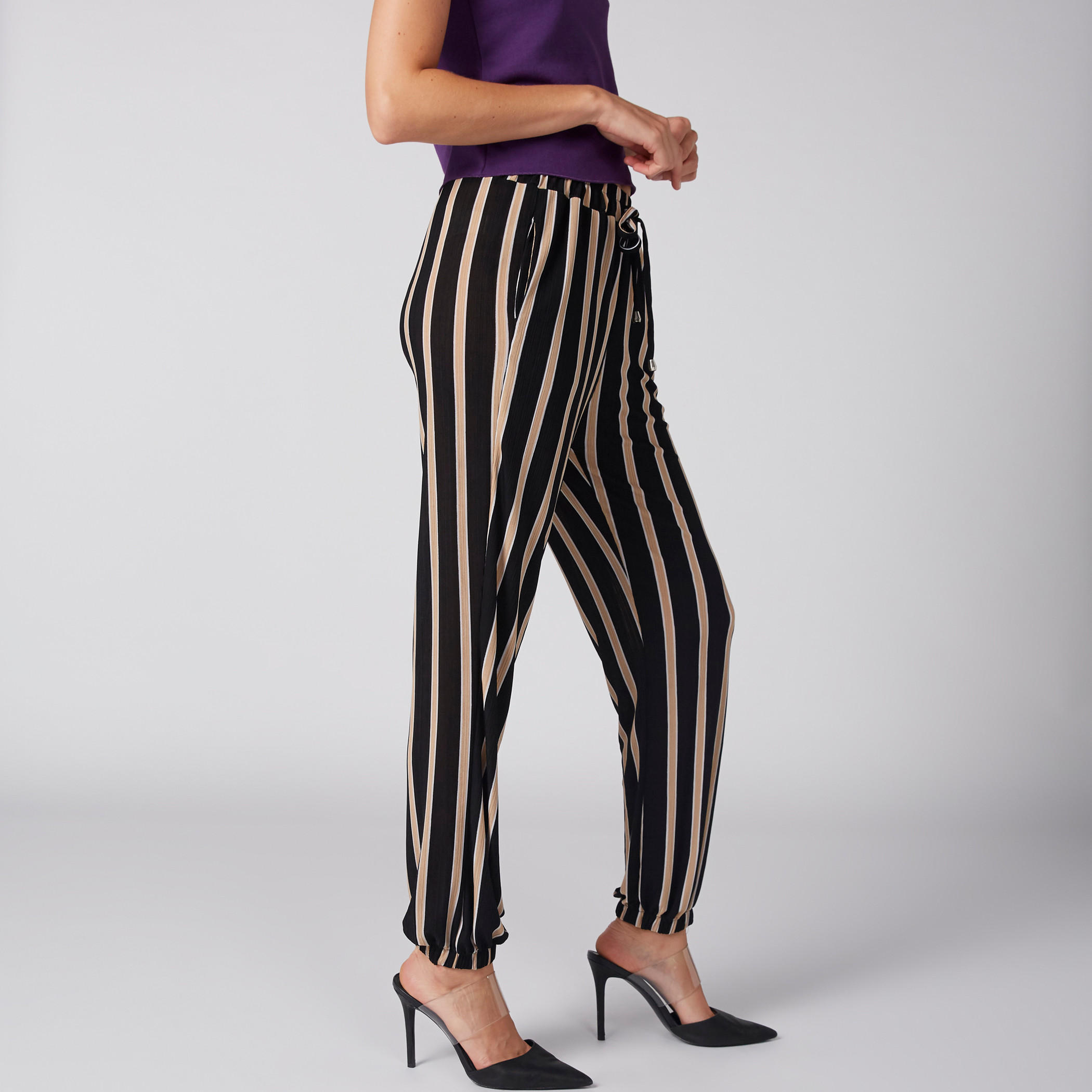 بنطال مقلم بخصر مطّاطي وجيوب-women-clothing-bottoms-trousers-image-1