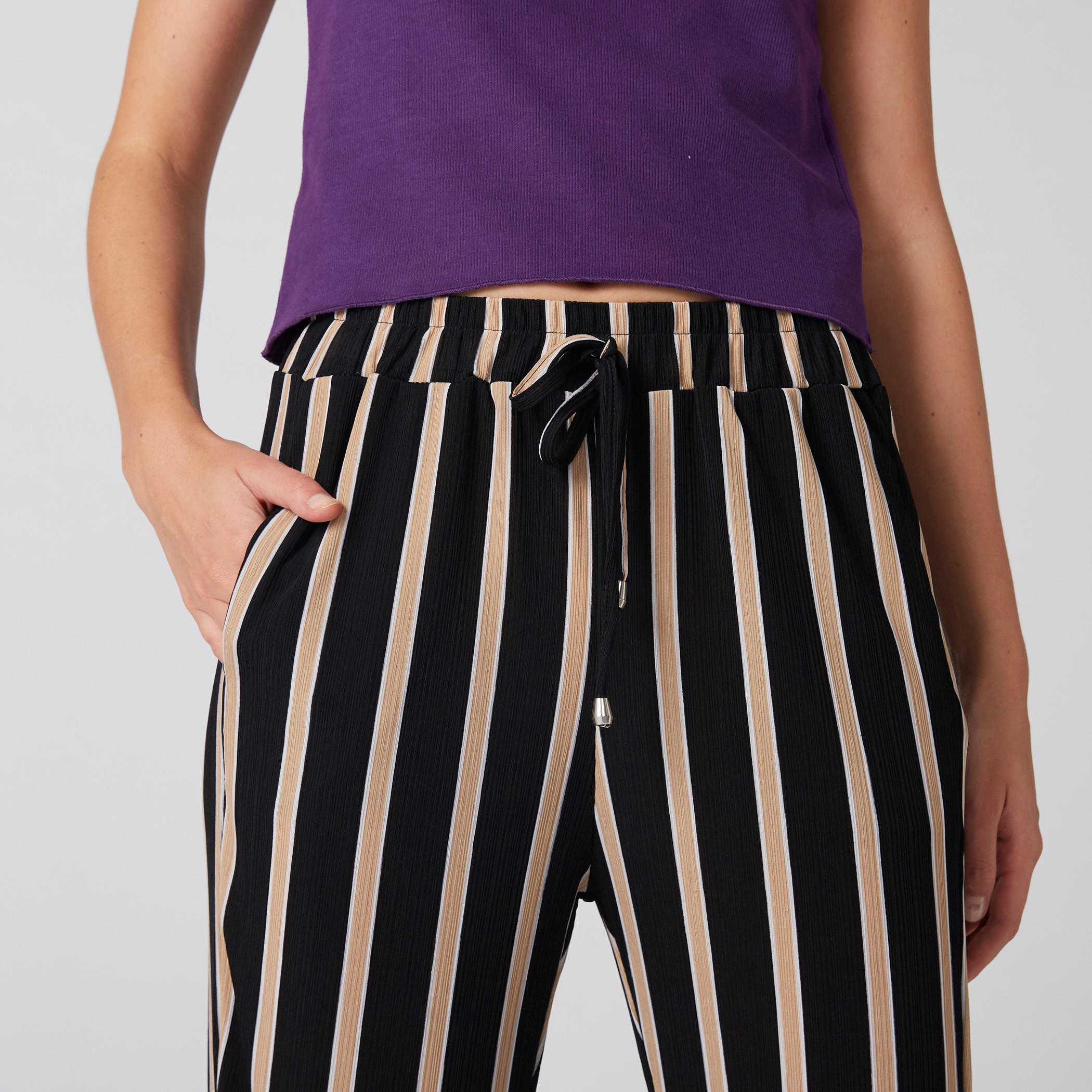 بنطال مقلم بخصر مطّاطي وجيوب-women-clothing-bottoms-trousers-image-3