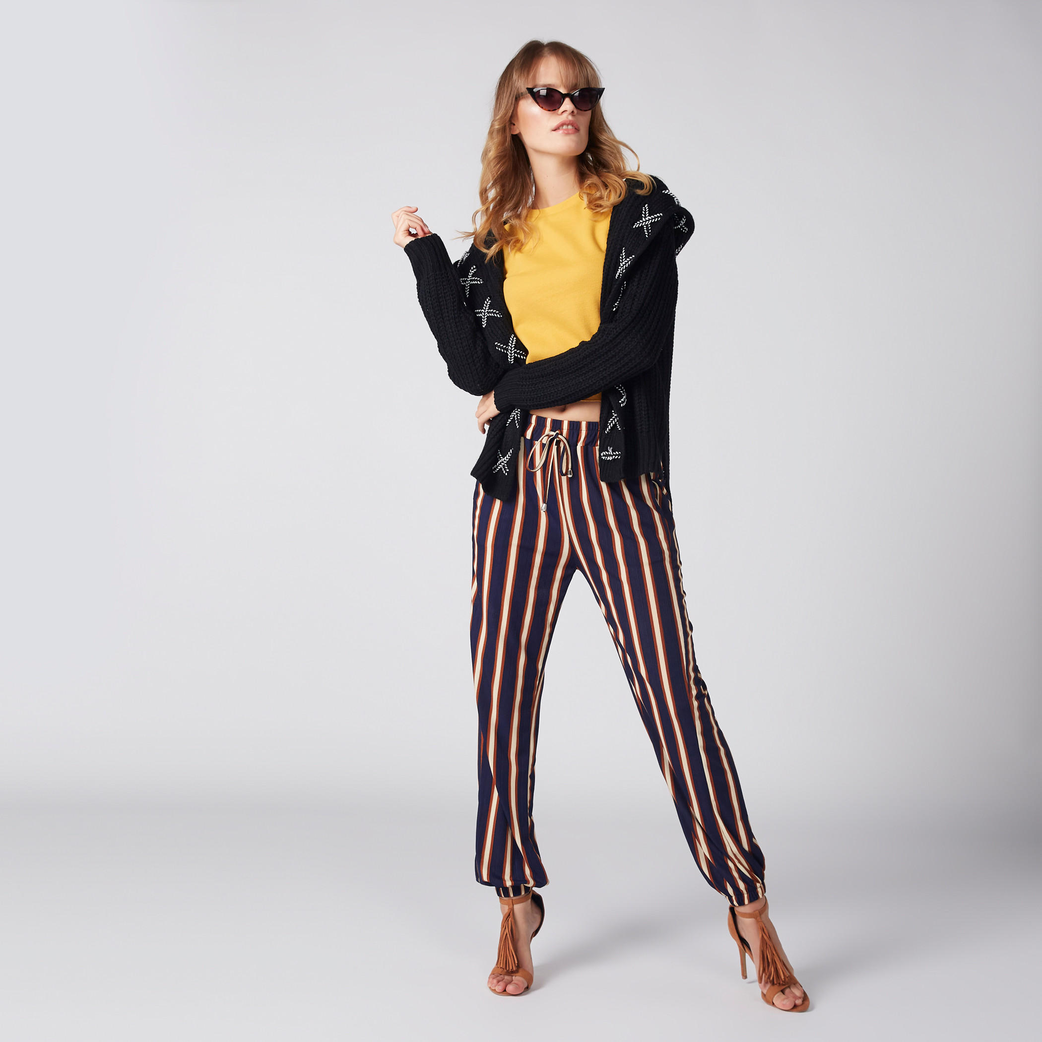 بنطال مقلم بجيوب وحافة مطاطية-women-clothing-bottoms-trousers-image-1