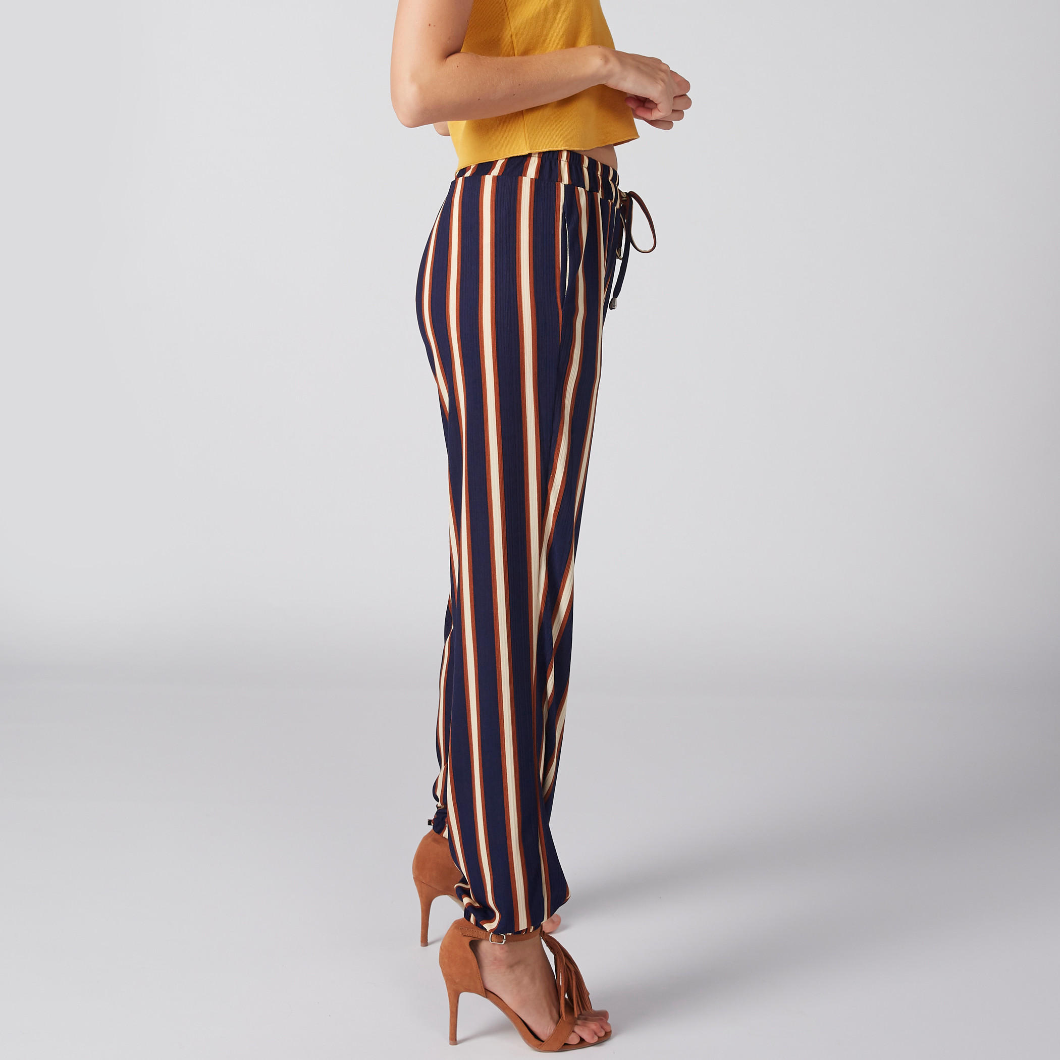 بنطال مقلم بجيوب وحافة مطاطية-women-clothing-bottoms-trousers-image-3