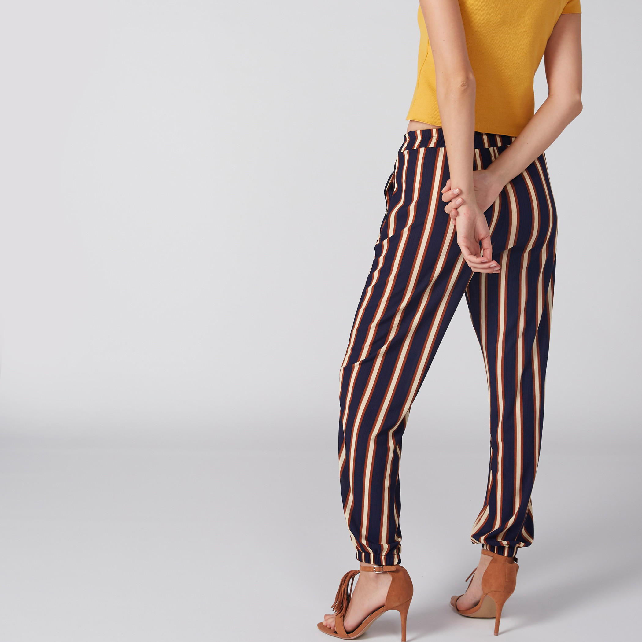 بنطال مقلم بجيوب وحافة مطاطية-women-clothing-bottoms-trousers-image-4