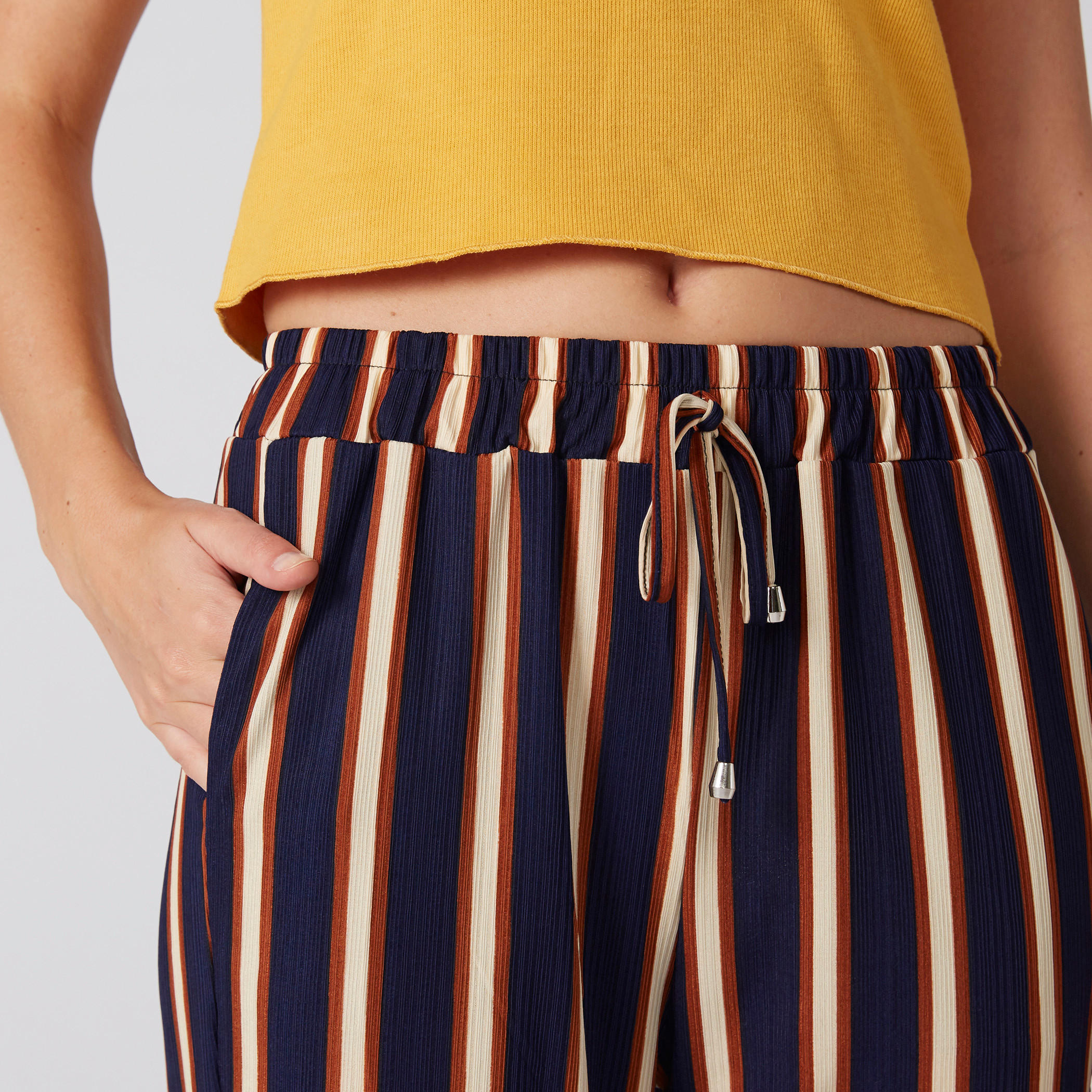 بنطال مقلم بجيوب وحافة مطاطية-women-clothing-bottoms-trousers-image-5
