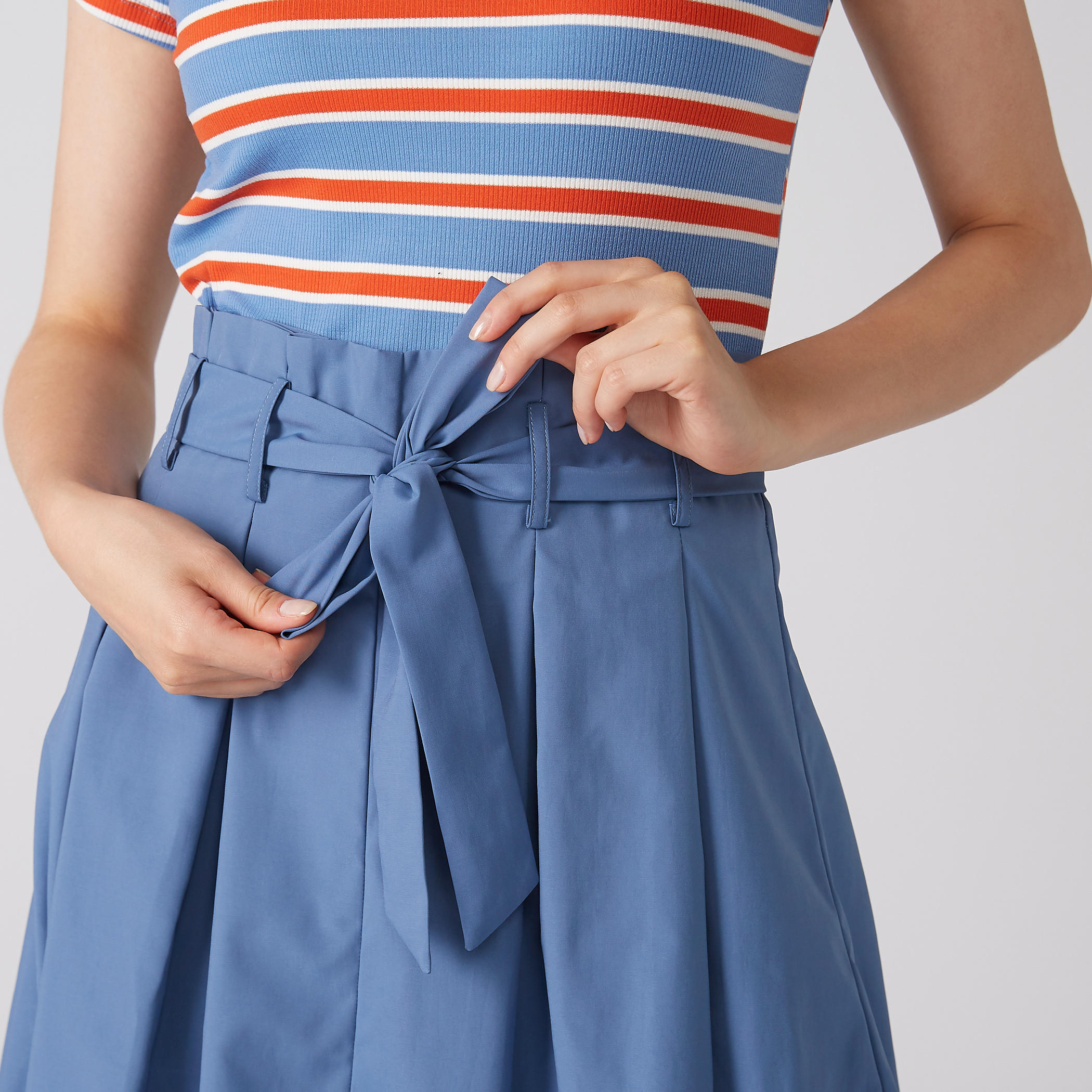 فستان مقلم متوسط الطول بياقة مستديرة وأربطة-women-clothing-dresses-image-1