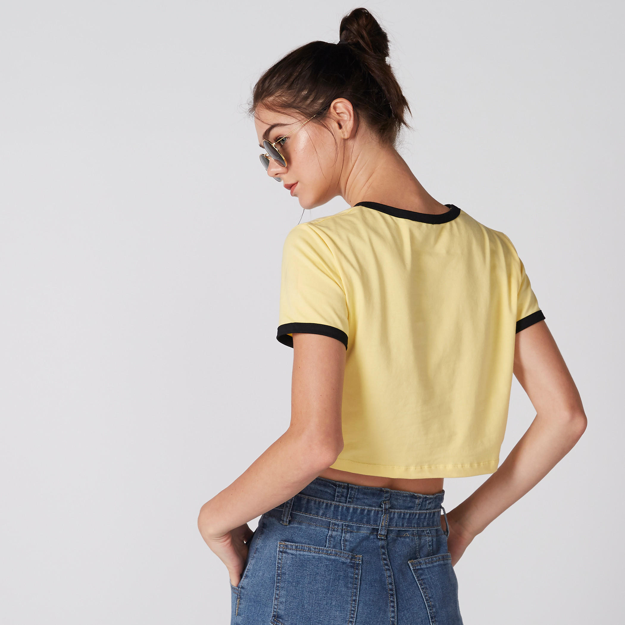 بلوزة قصيرة بنقش مطبوع بأكمام قصيرة وياقة مستديرة-women-clothing-tshirts-image-2