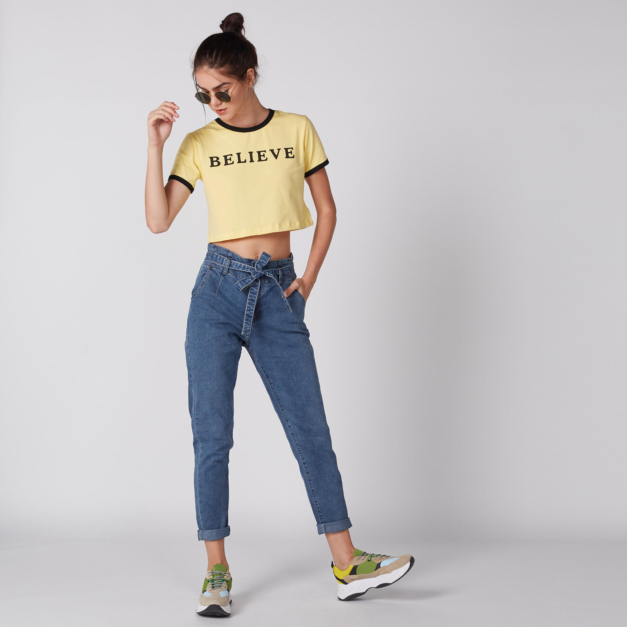 بلوزة قصيرة بنقش مطبوع بأكمام قصيرة وياقة مستديرة-women-clothing-tshirts-image-3