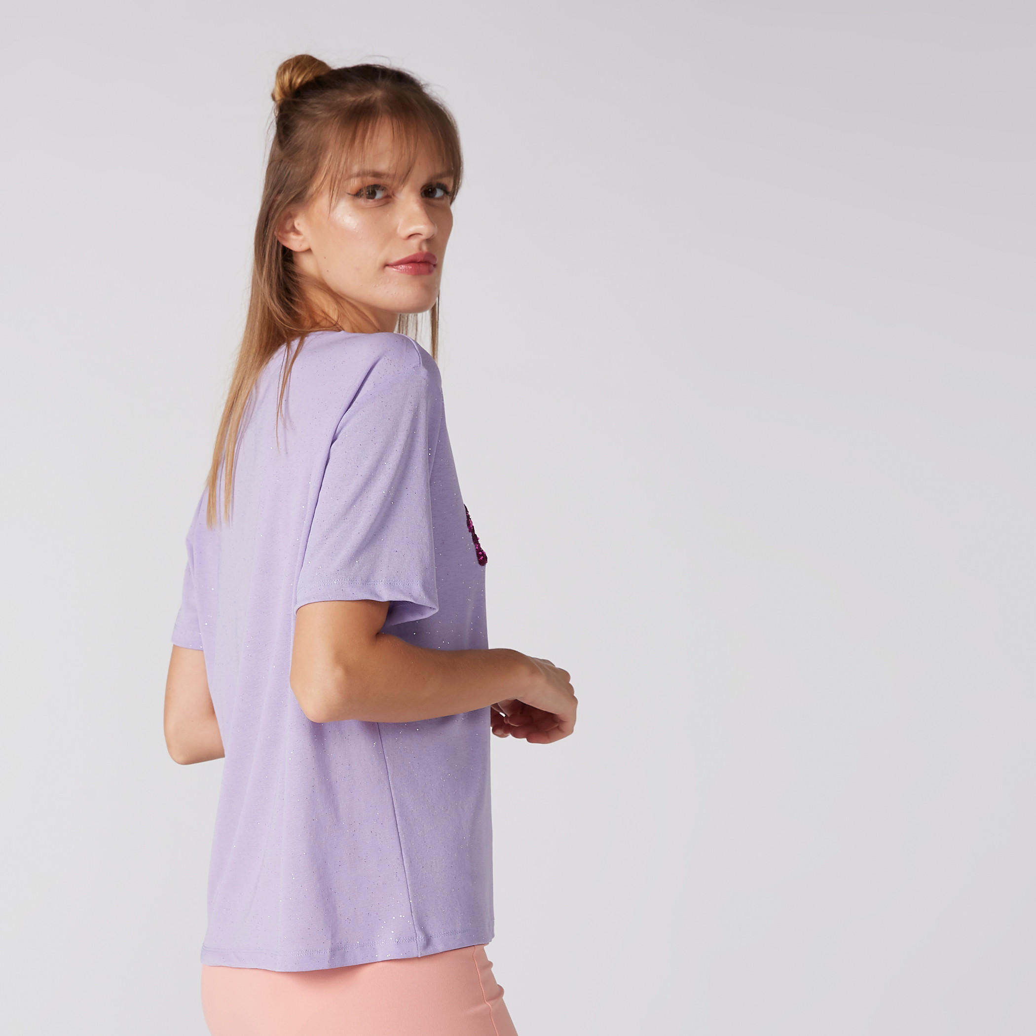 بلوزة بتفاصيل ترتر وياقة مستديرة وأكمام قصيرة-women-clothing-tshirts-image-2