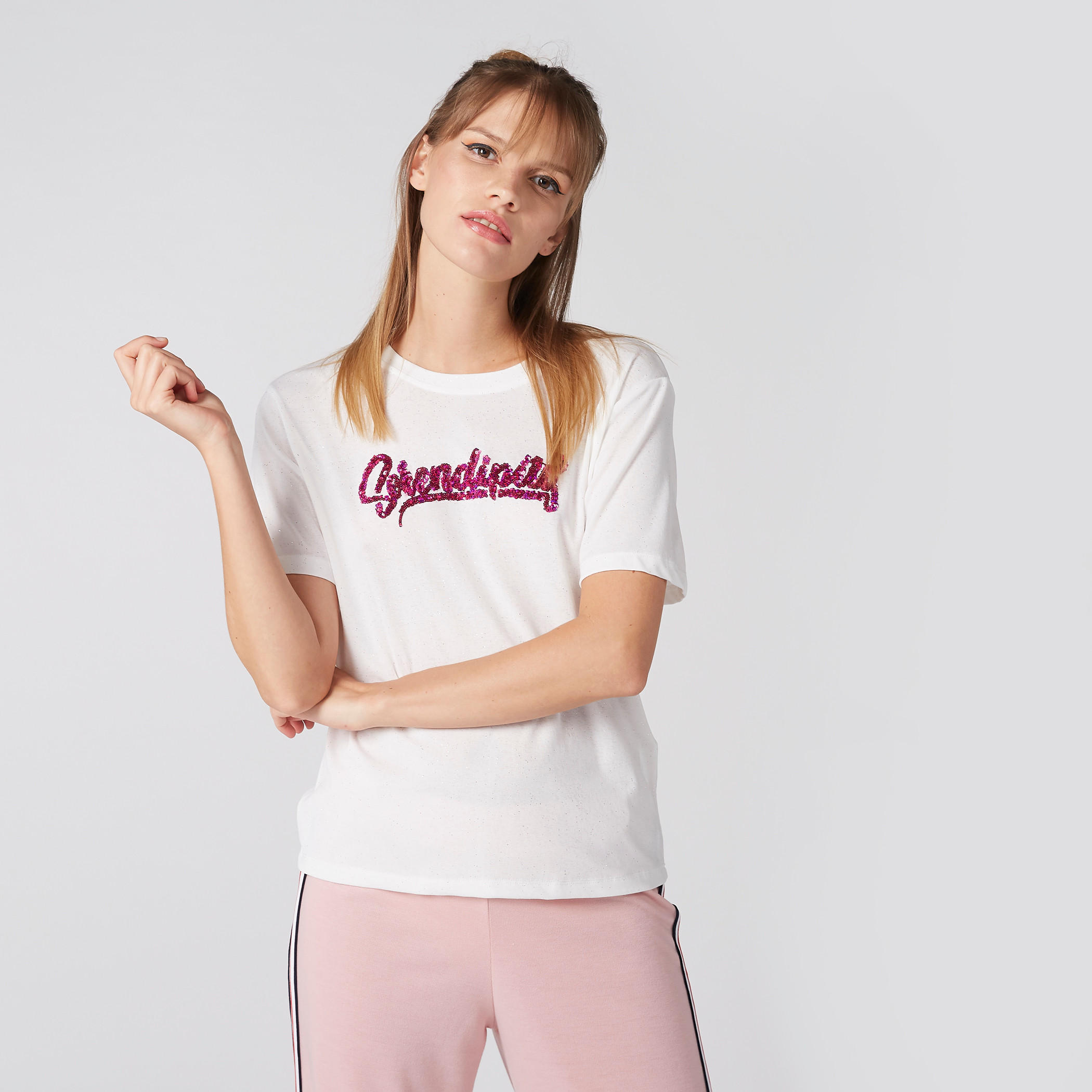 بلوزة بتفاصيل ترتر وياقة مستديرة وأكمام قصيرة-women-clothing-tshirts-image-1