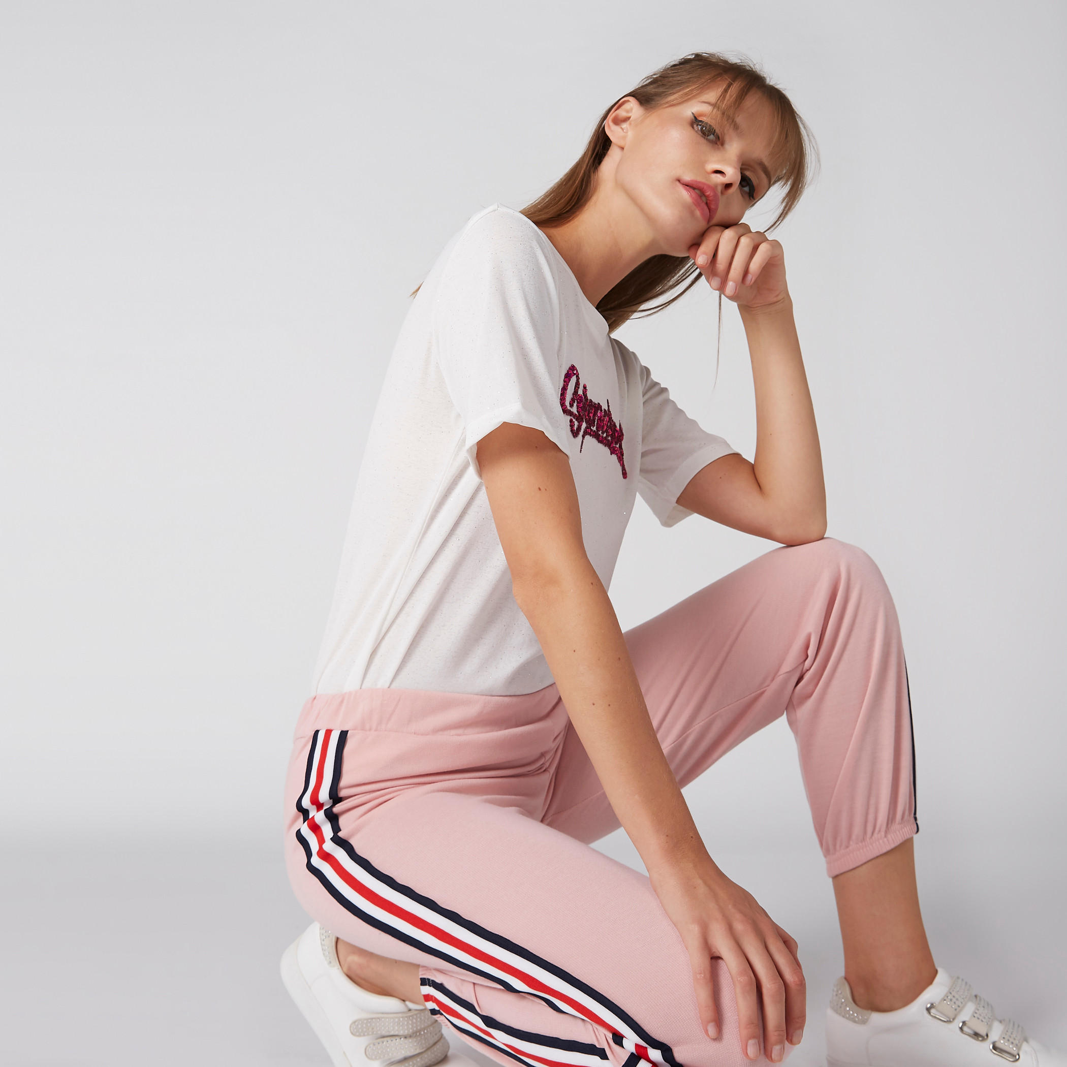 بلوزة بتفاصيل ترتر وياقة مستديرة وأكمام قصيرة-women-clothing-tshirts-image-3