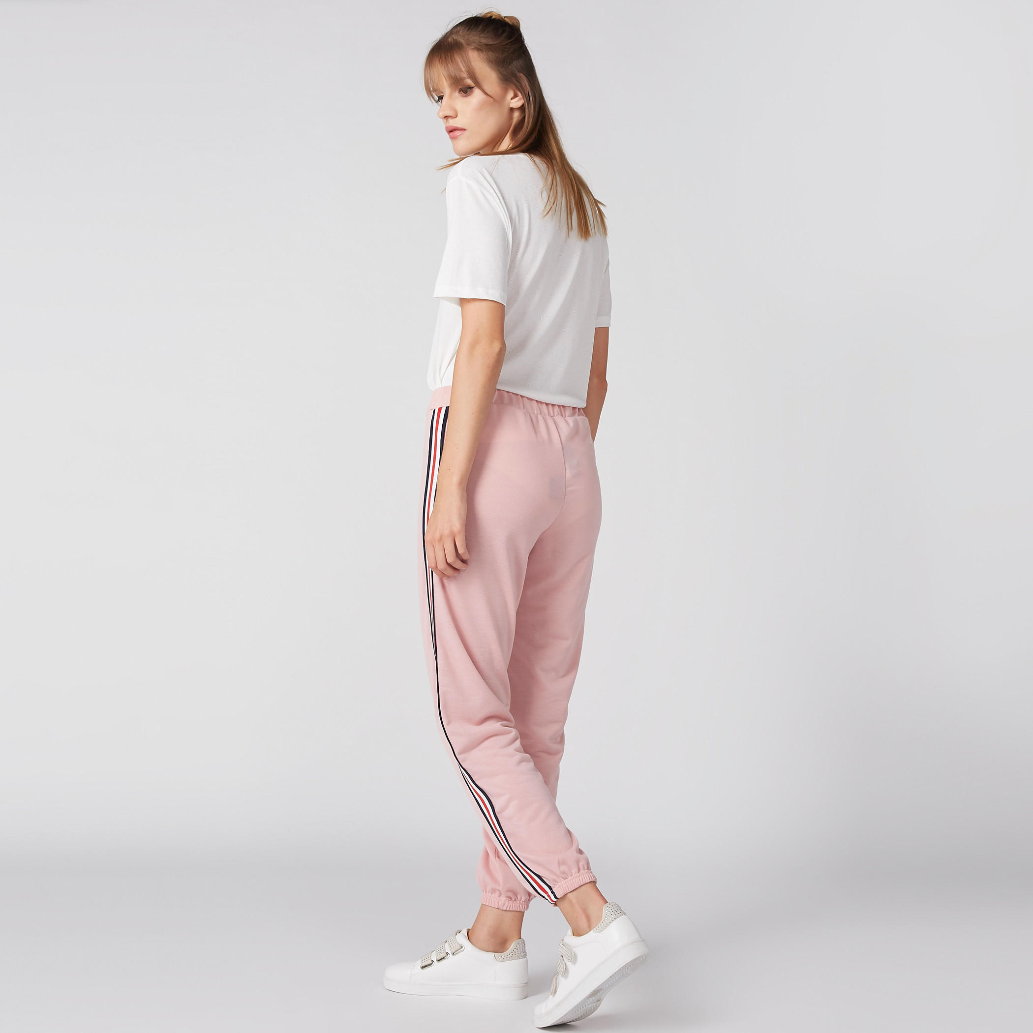 بلوزة بتفاصيل ترتر وياقة مستديرة وأكمام قصيرة-women-clothing-tshirts-image-4
