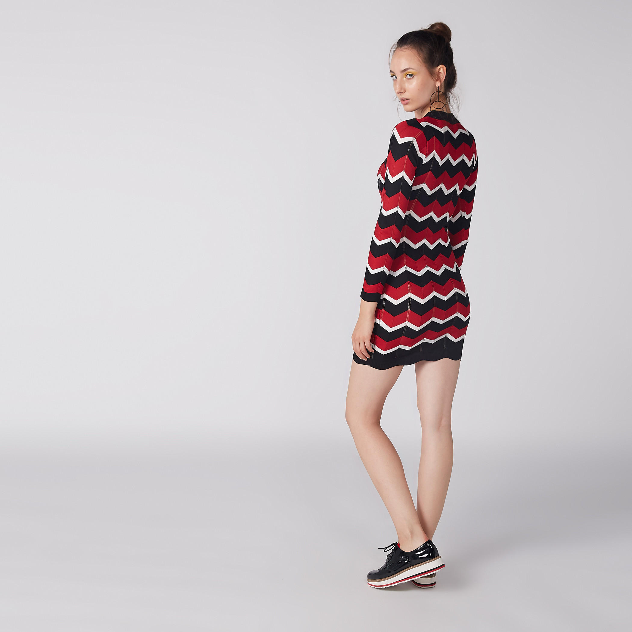 فستان قصير بقصّة ضيقة وياقة عالية وأكمام طويلة وطبعات-women-clothing-dresses-image-3