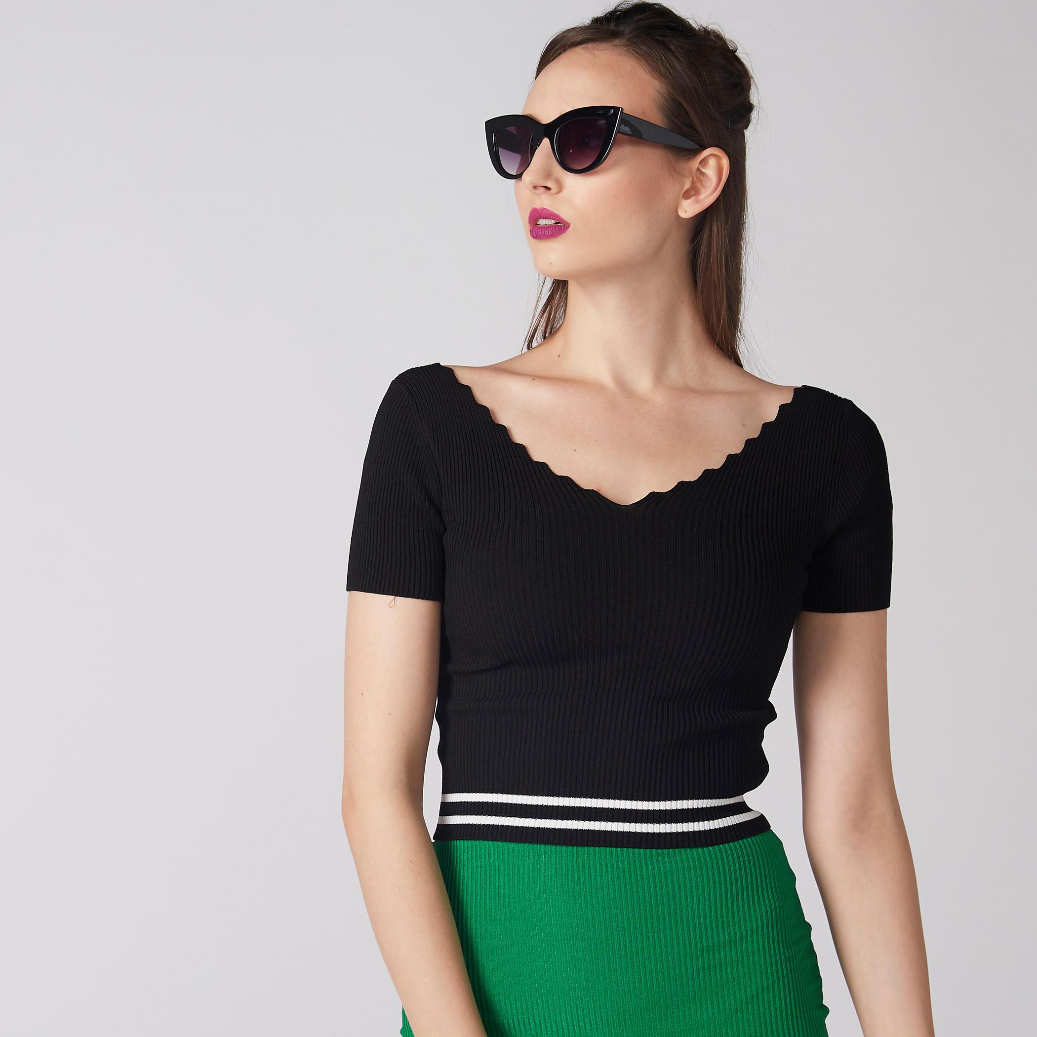 بلوزة مضلّعة بياقة V وأكمام قصيرة-women-clothing-shirtsandblouses-blouses-image-2