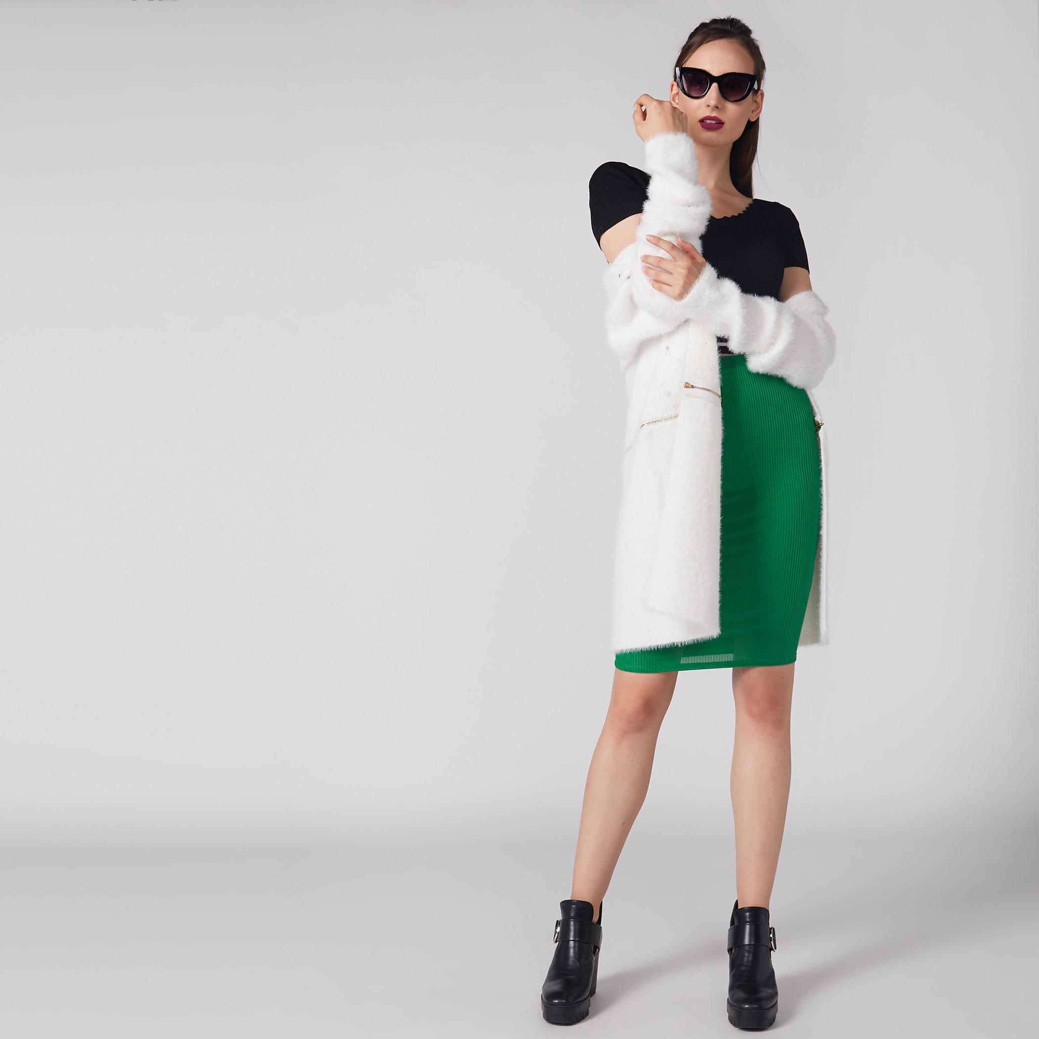 بلوزة مضلّعة بياقة V وأكمام قصيرة-women-clothing-shirtsandblouses-blouses-image-3