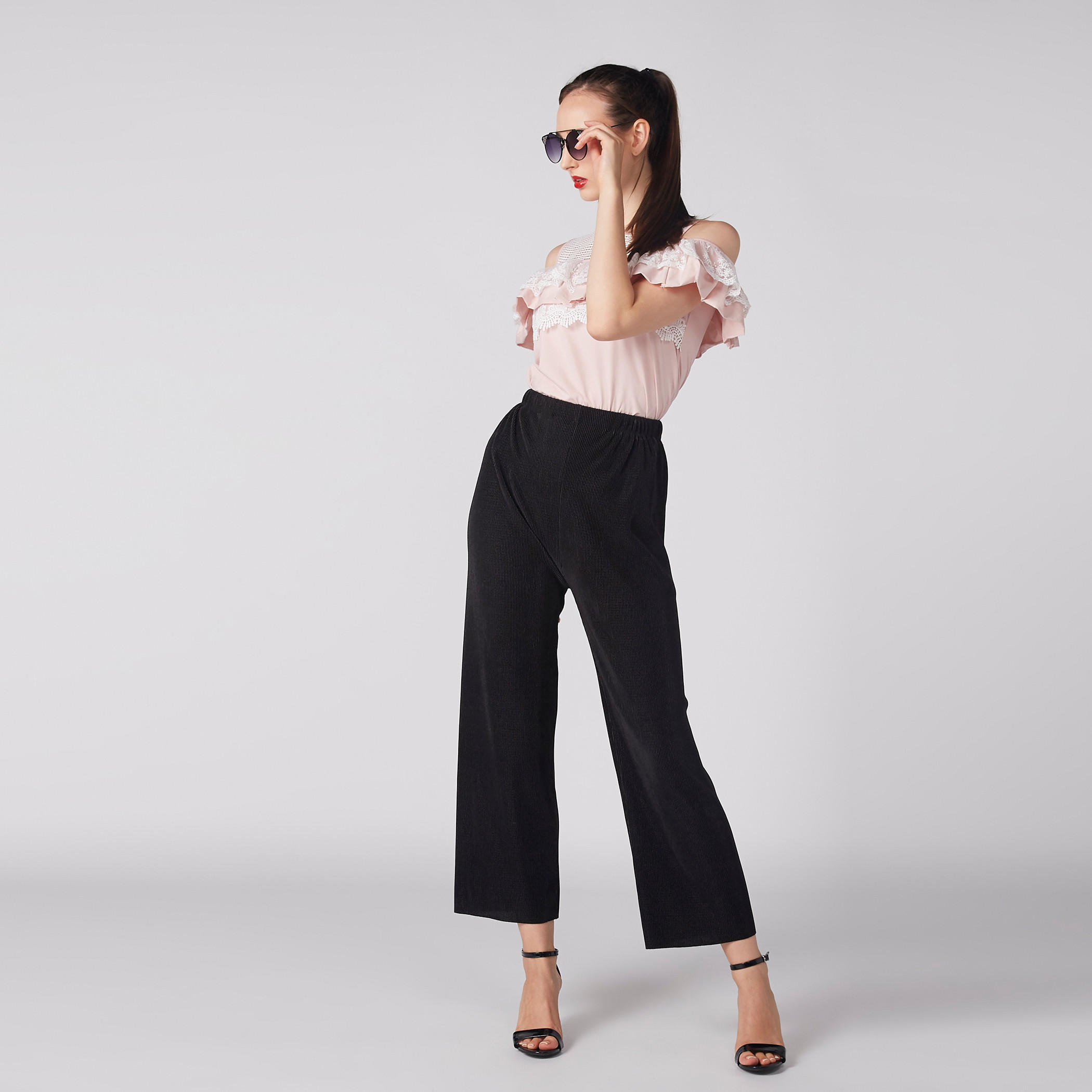 بنطال واسع الساقين بارز الملمس بخصر مطّاطي-women-clothing-bottoms-trousers-image-2