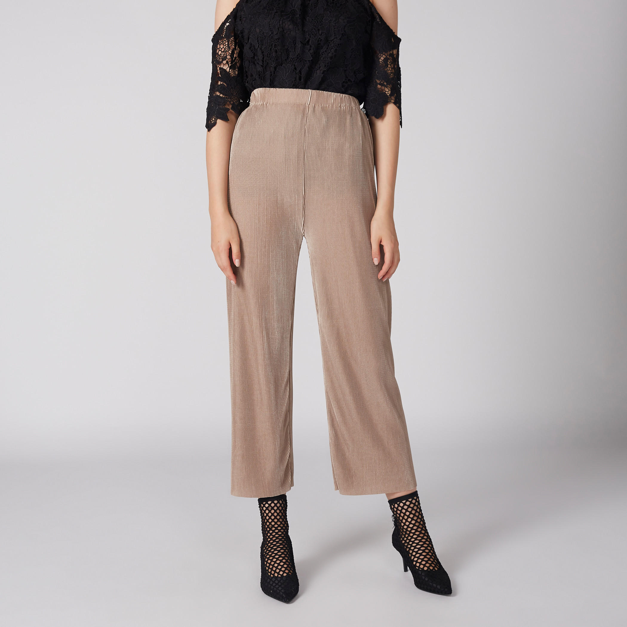 بنطال واسع الساقين بارز الملمس بخصر مطّاطي-women-clothing-bottoms-trousers-image-1