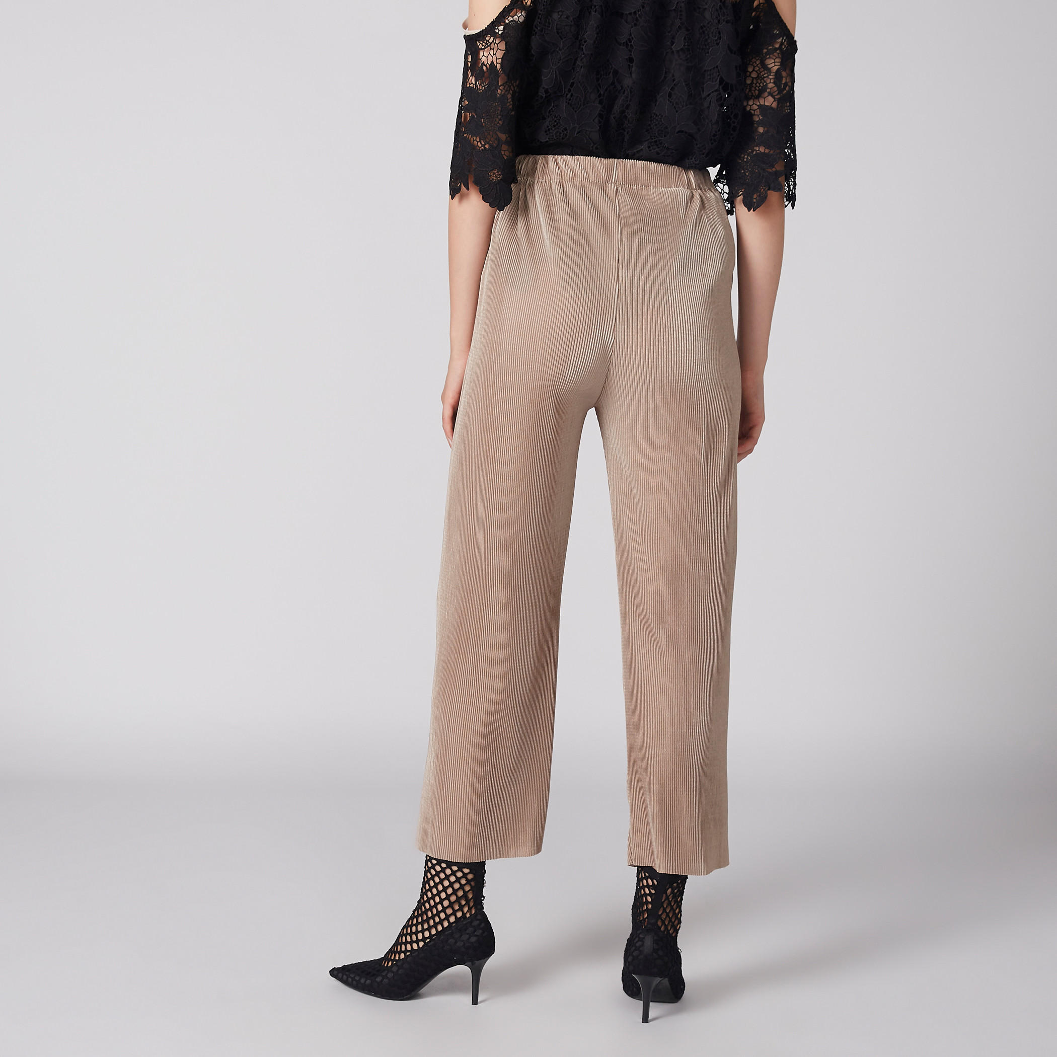 بنطال واسع الساقين بارز الملمس بخصر مطّاطي-women-clothing-bottoms-trousers-image-4