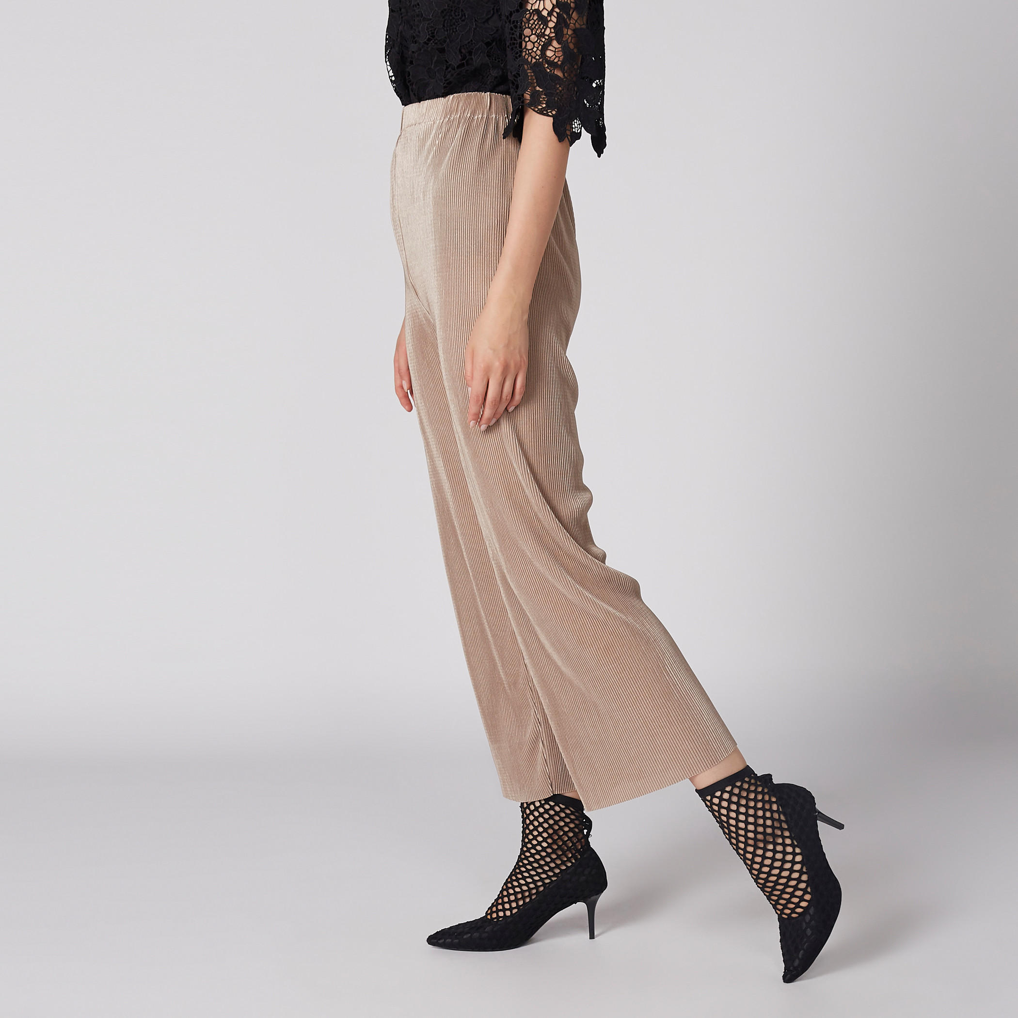 بنطال واسع الساقين بارز الملمس بخصر مطّاطي-women-clothing-bottoms-trousers-image-5