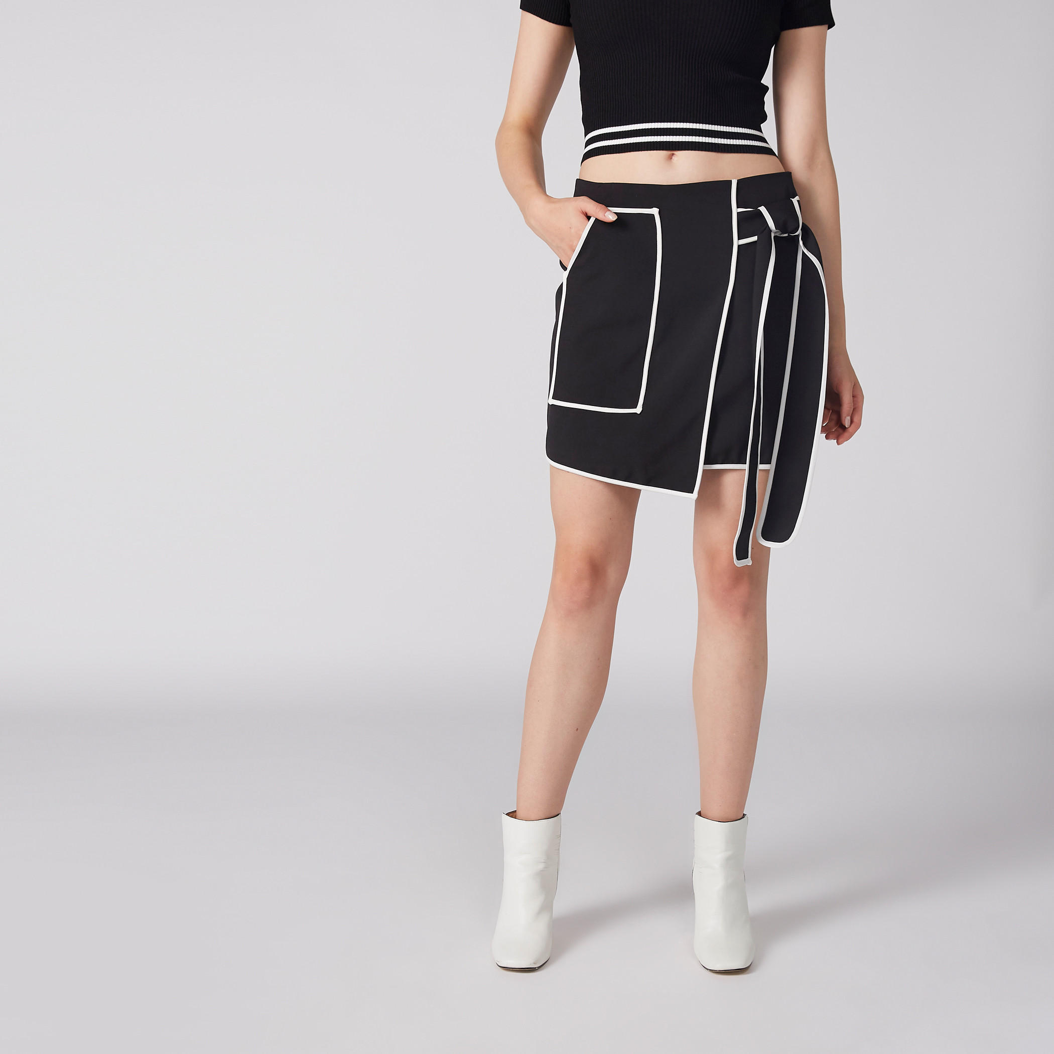 تنورة قصيرة بأربطة وتفاصيل متباينة-women-clothing-bottoms-skirts-image-1
