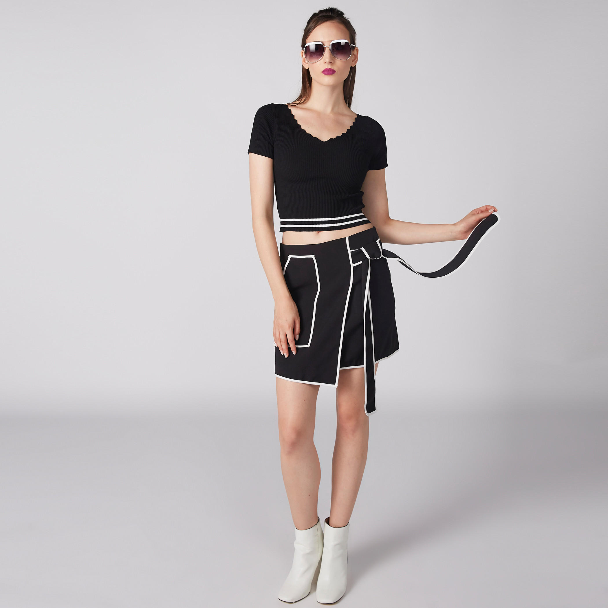 تنورة قصيرة بأربطة وتفاصيل متباينة-women-clothing-bottoms-skirts-image-2