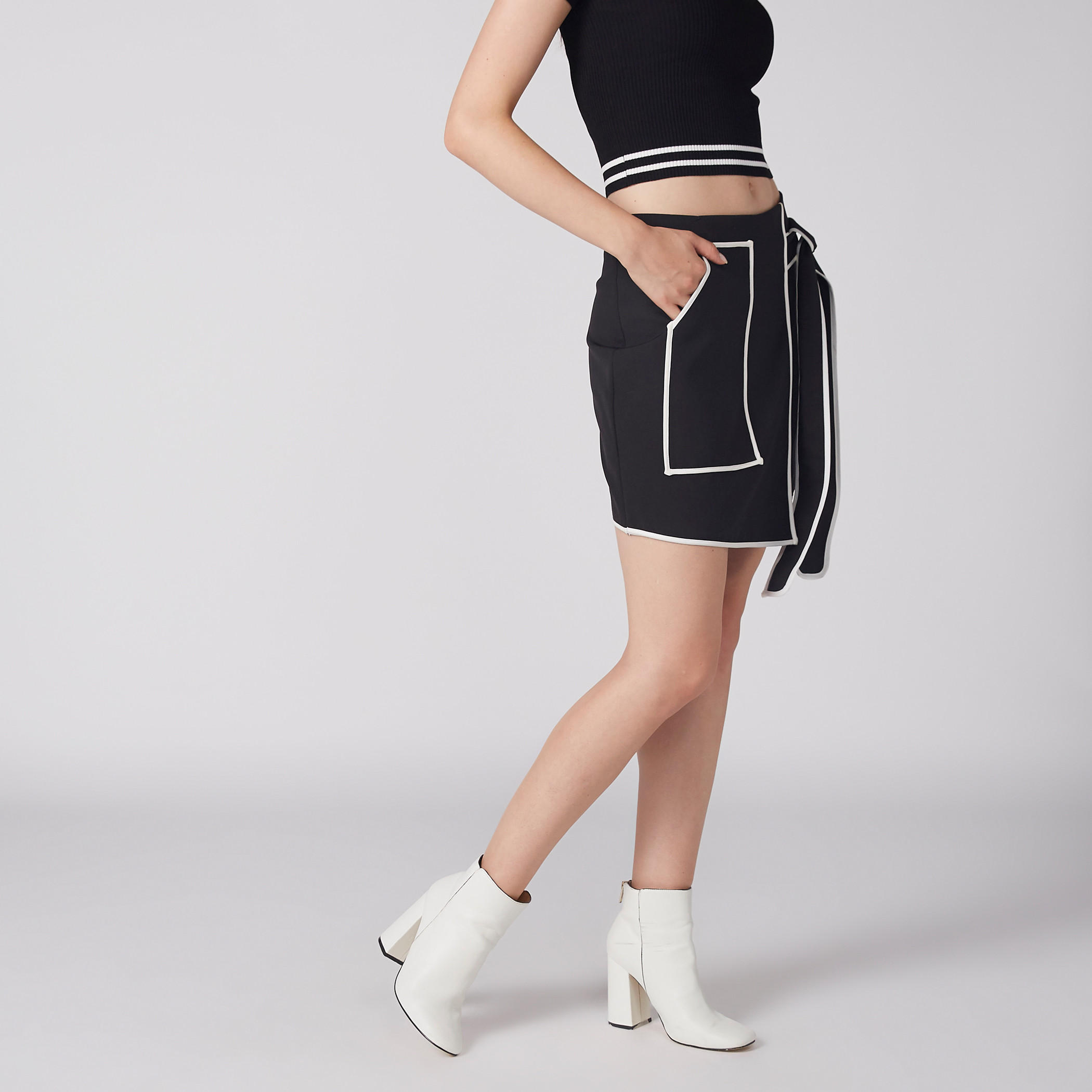 تنورة قصيرة بأربطة وتفاصيل متباينة-women-clothing-bottoms-skirts-image-3