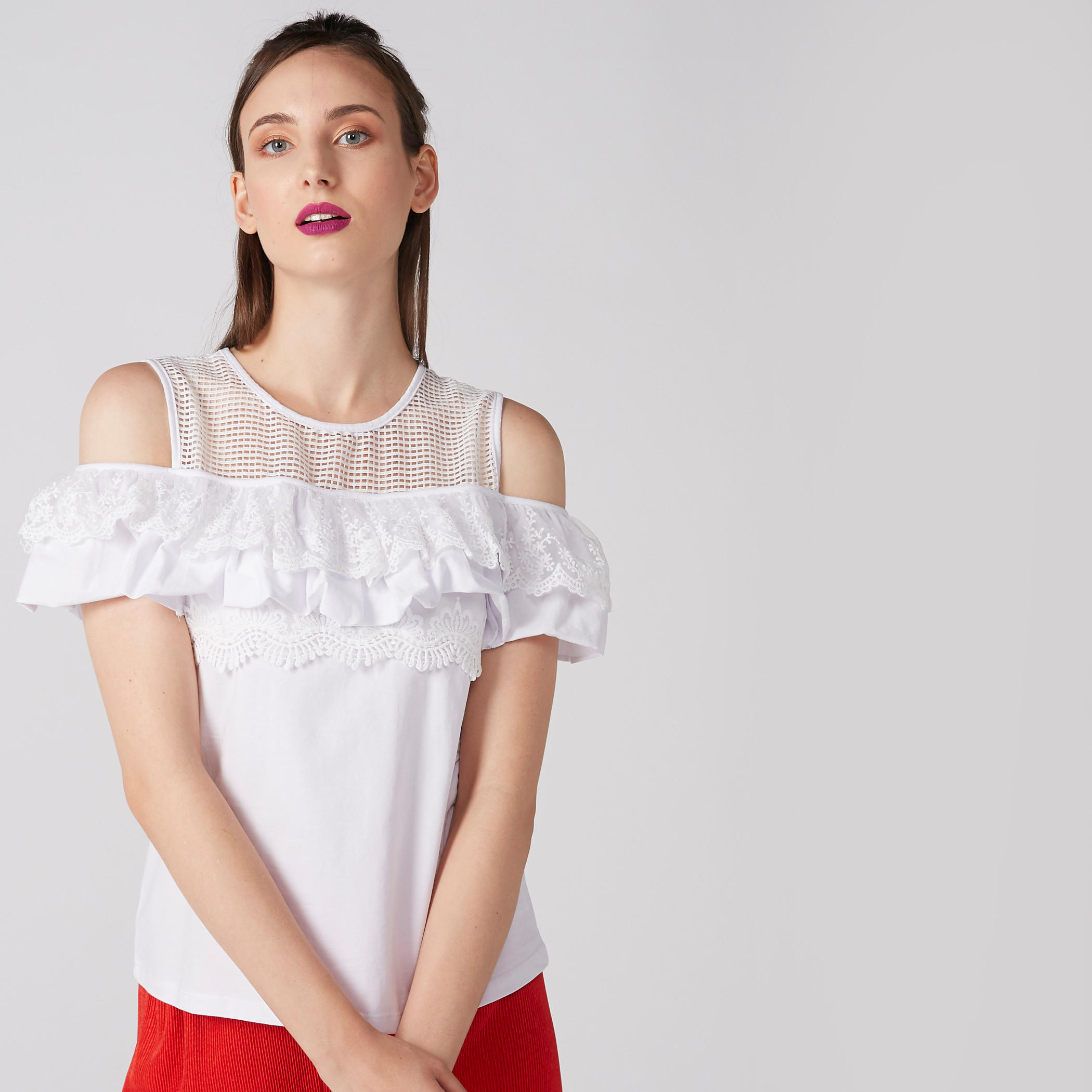 بلوزة بأكتاف مكشوفة وياقة مستديرة وتفاصيل دانتيل-women-clothing-shirtsandblouses-blouses-image-1