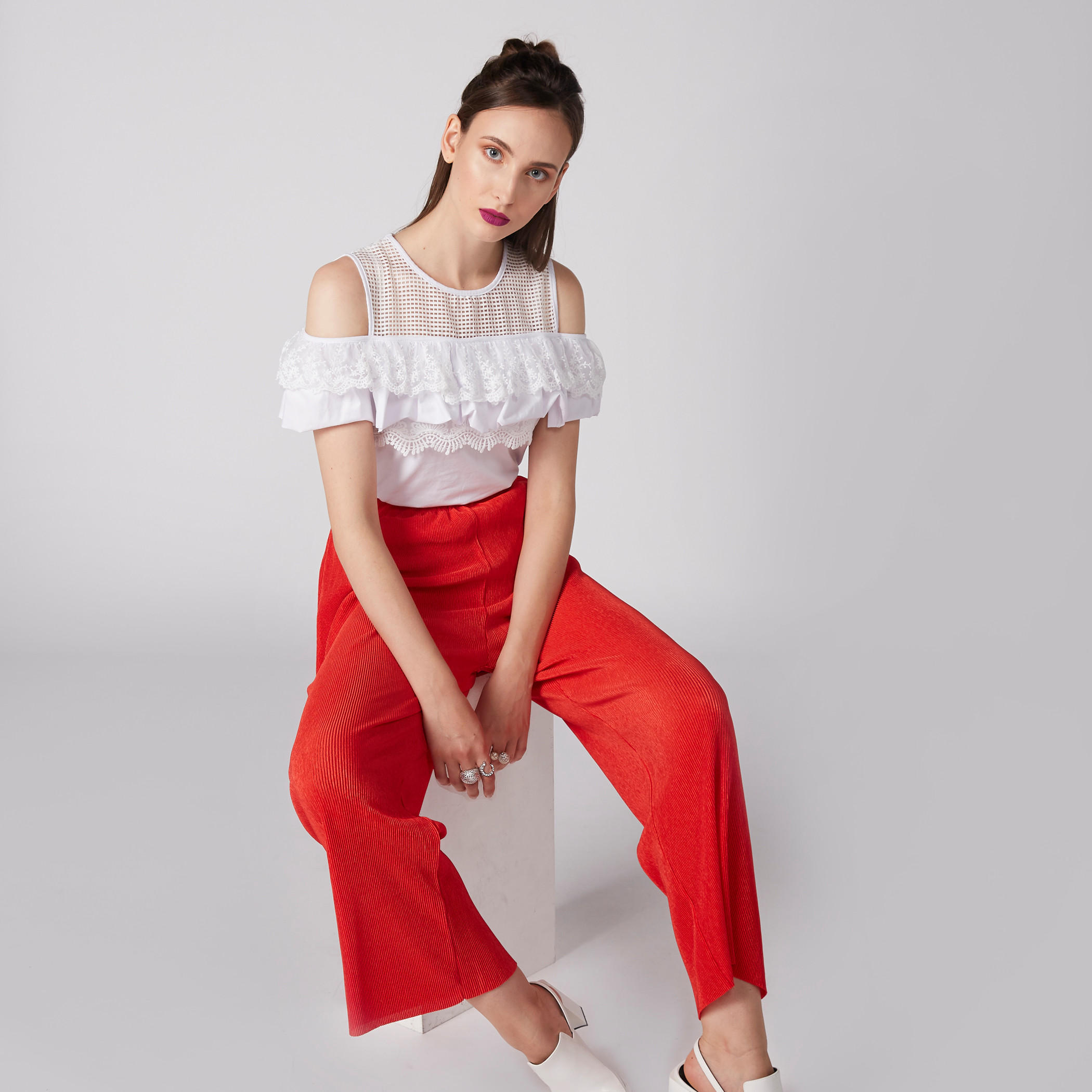 بلوزة بأكتاف مكشوفة وياقة مستديرة وتفاصيل دانتيل-women-clothing-shirtsandblouses-blouses-image-2