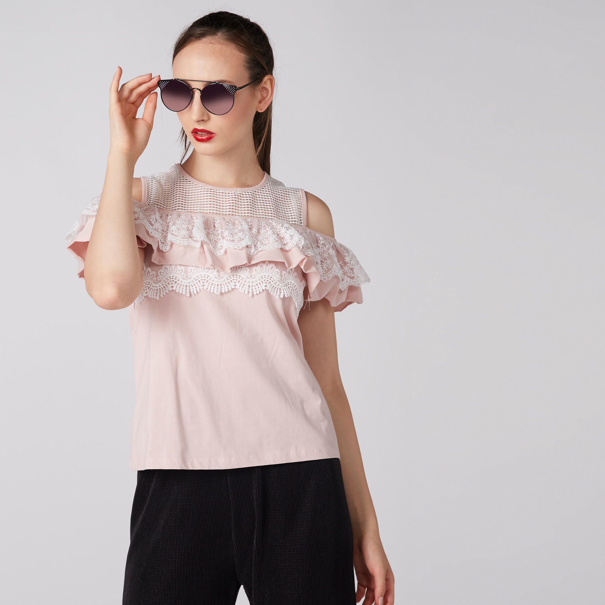 بلوزة مكشوفة الأكتاف بياقة مستديرة وتفاصيل كشكش ودانتيل-women-clothing-shirtsandblouses-blouses-image-1