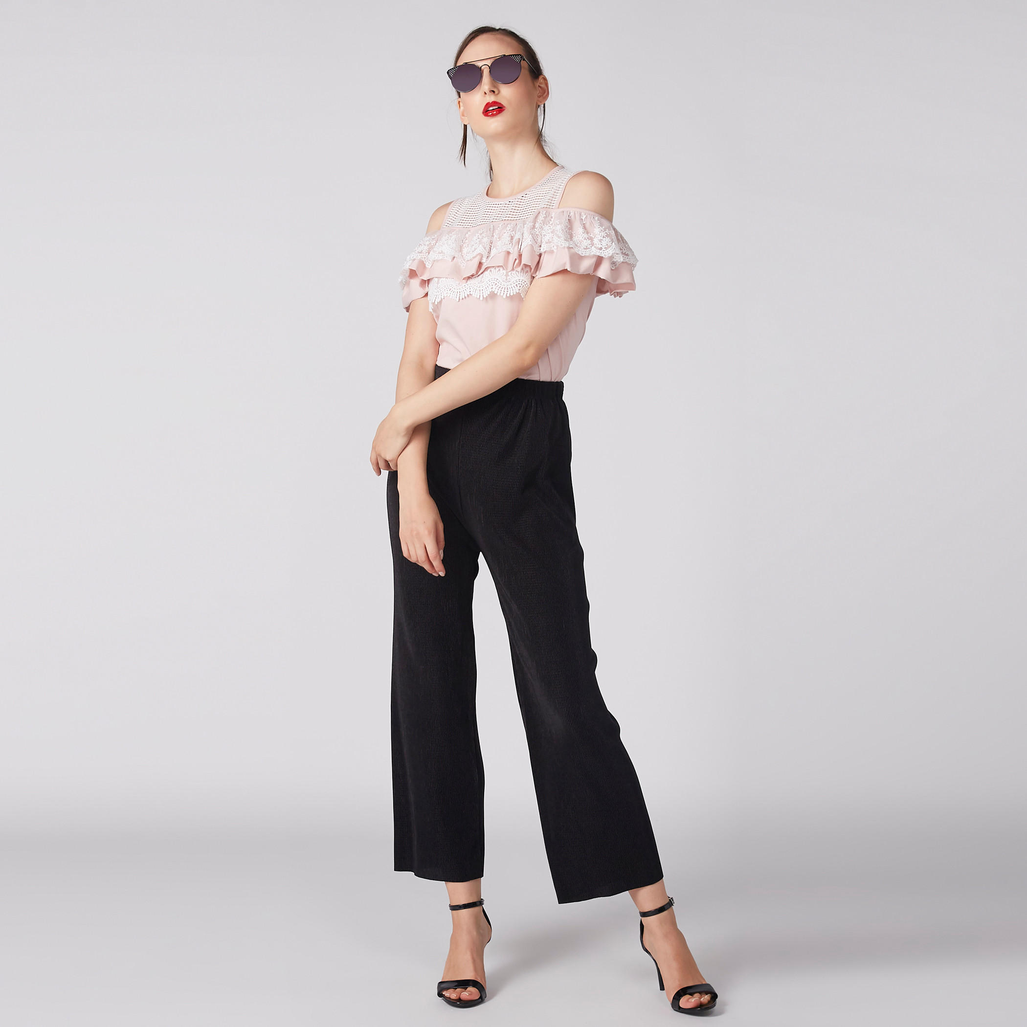 بلوزة مكشوفة الأكتاف بياقة مستديرة وتفاصيل كشكش ودانتيل-women-clothing-shirtsandblouses-blouses-image-2