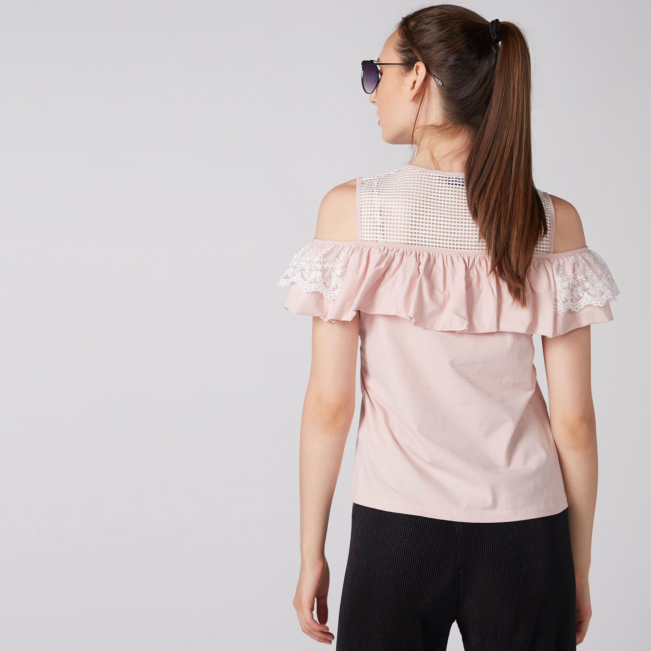 بلوزة مكشوفة الأكتاف بياقة مستديرة وتفاصيل كشكش ودانتيل-women-clothing-shirtsandblouses-blouses-image-3