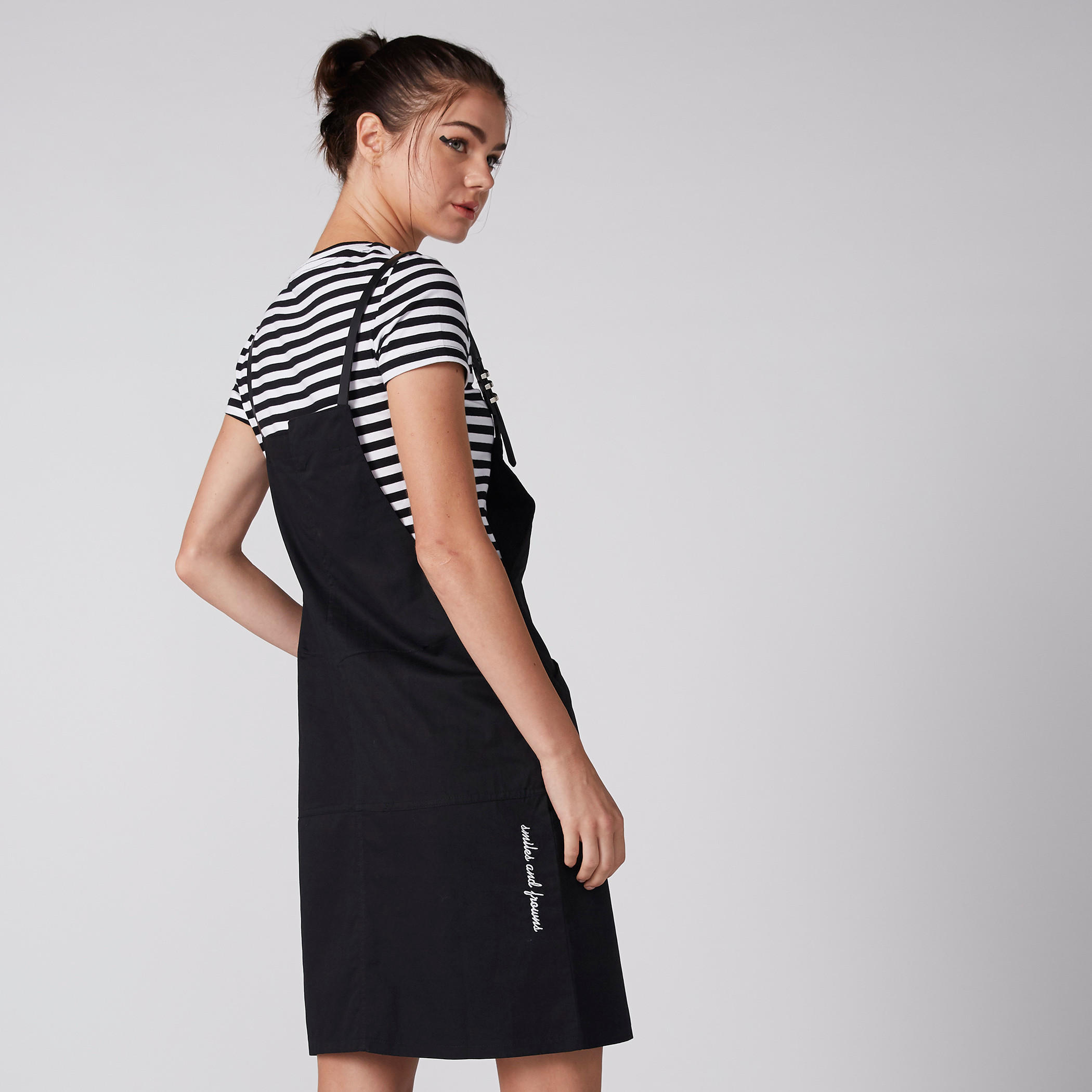 مريلة بجيوب مع تيشيرت مقلّم-women-clothing-dresses-image-4
