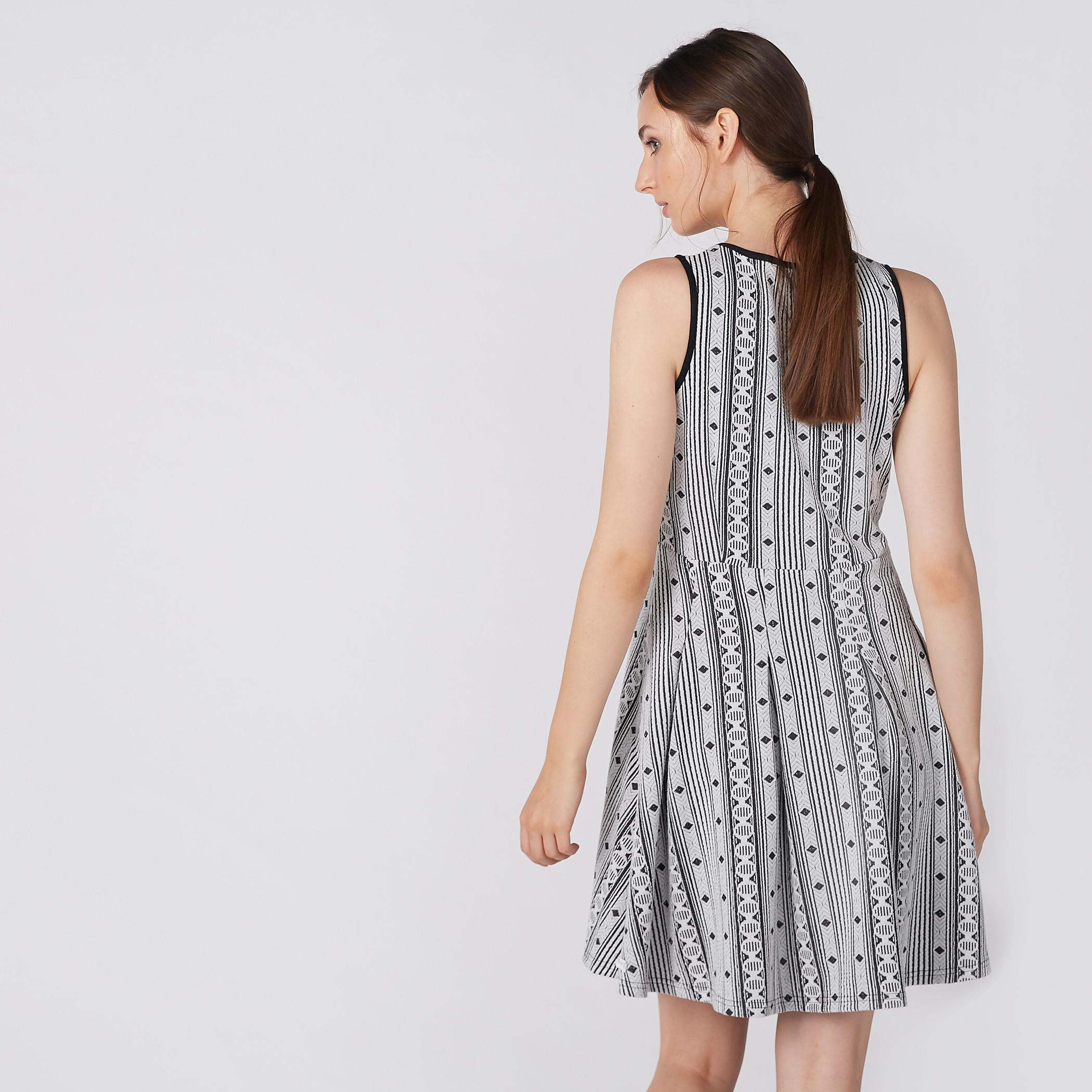 فستان بارز الملمس دون أكمام بياقة مستديرة-women-clothing-dresses-image-3