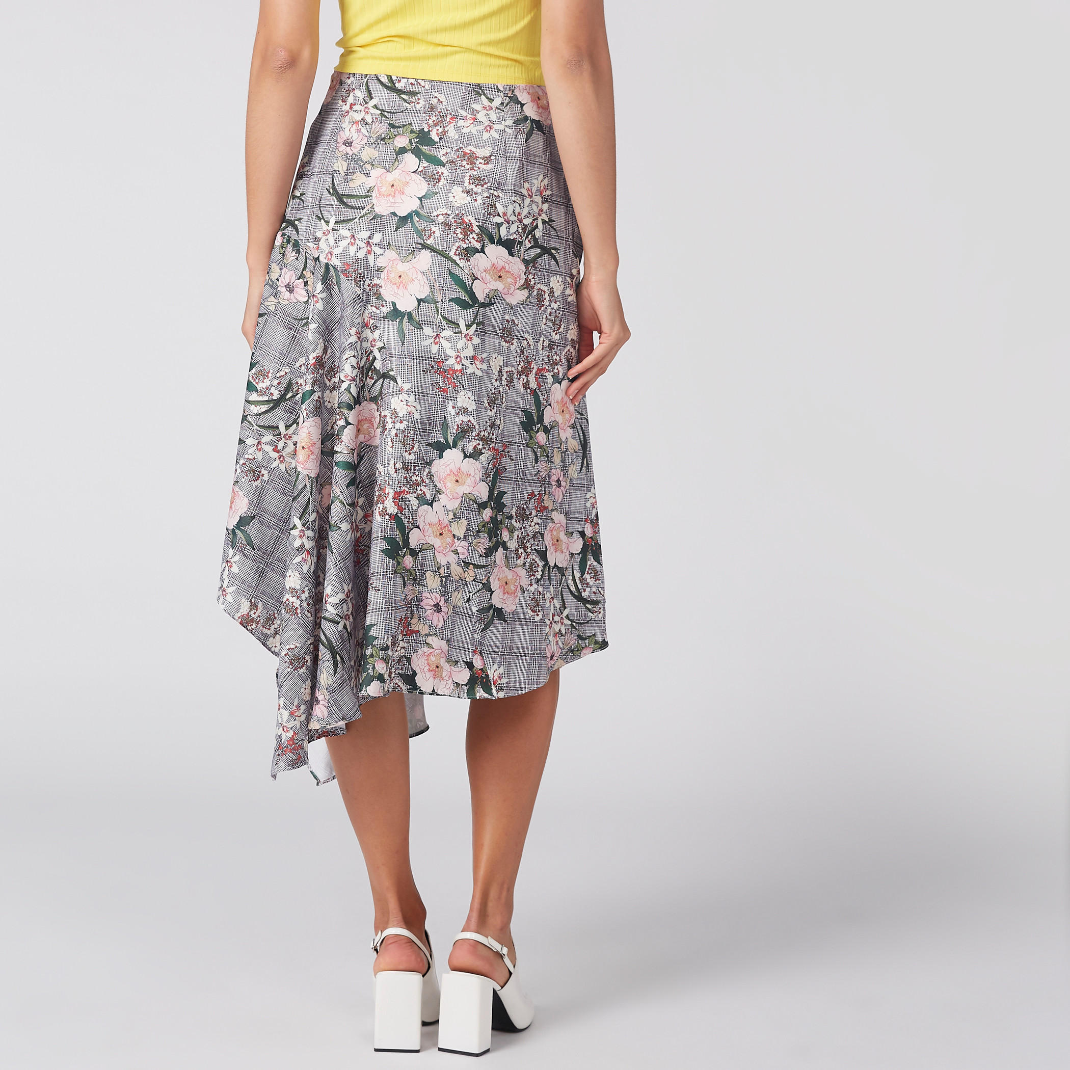 تنورة متوسطة الطول بحوّاف غير مستوية وطبعات أزهار-women-clothing-bottoms-skirts-image-3