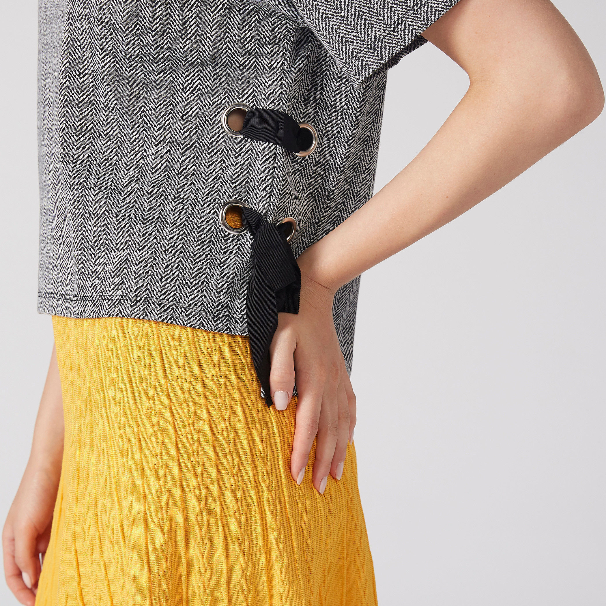 بلوزة بارزة الملمس بياقة مستديرة وأكمام قصيرة-women-clothing-shirtsandblouses-blouses-image-3