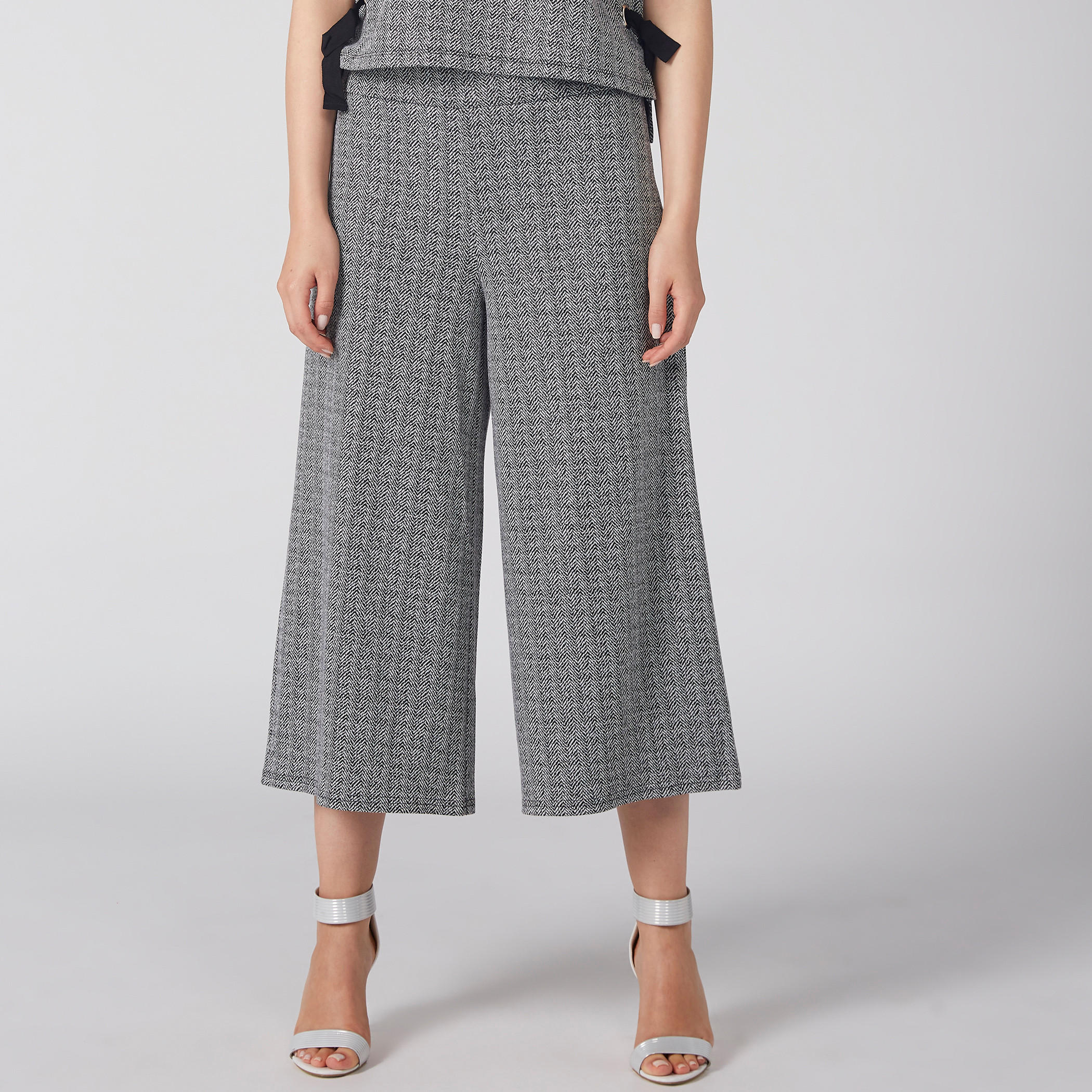 بنطال واسع الساقين بارز الملمس بإغلاق مطّاطي-women-clothing-bottoms-trousers-image-2