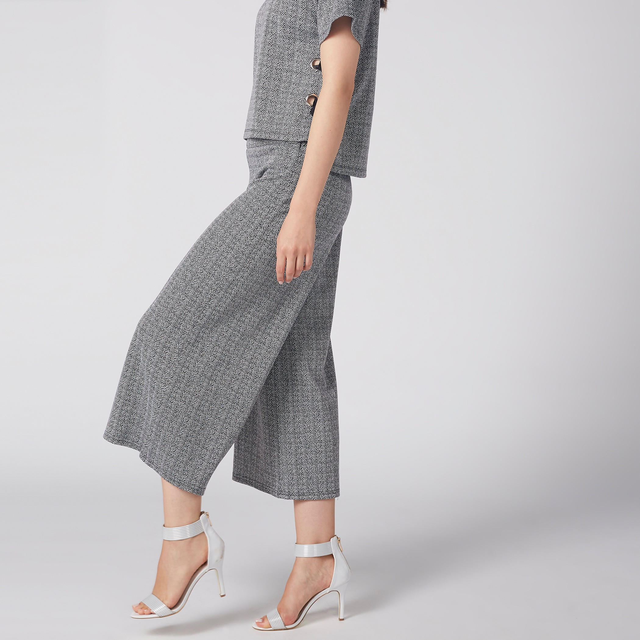بنطال واسع الساقين بارز الملمس بإغلاق مطّاطي-women-clothing-bottoms-trousers-image-3