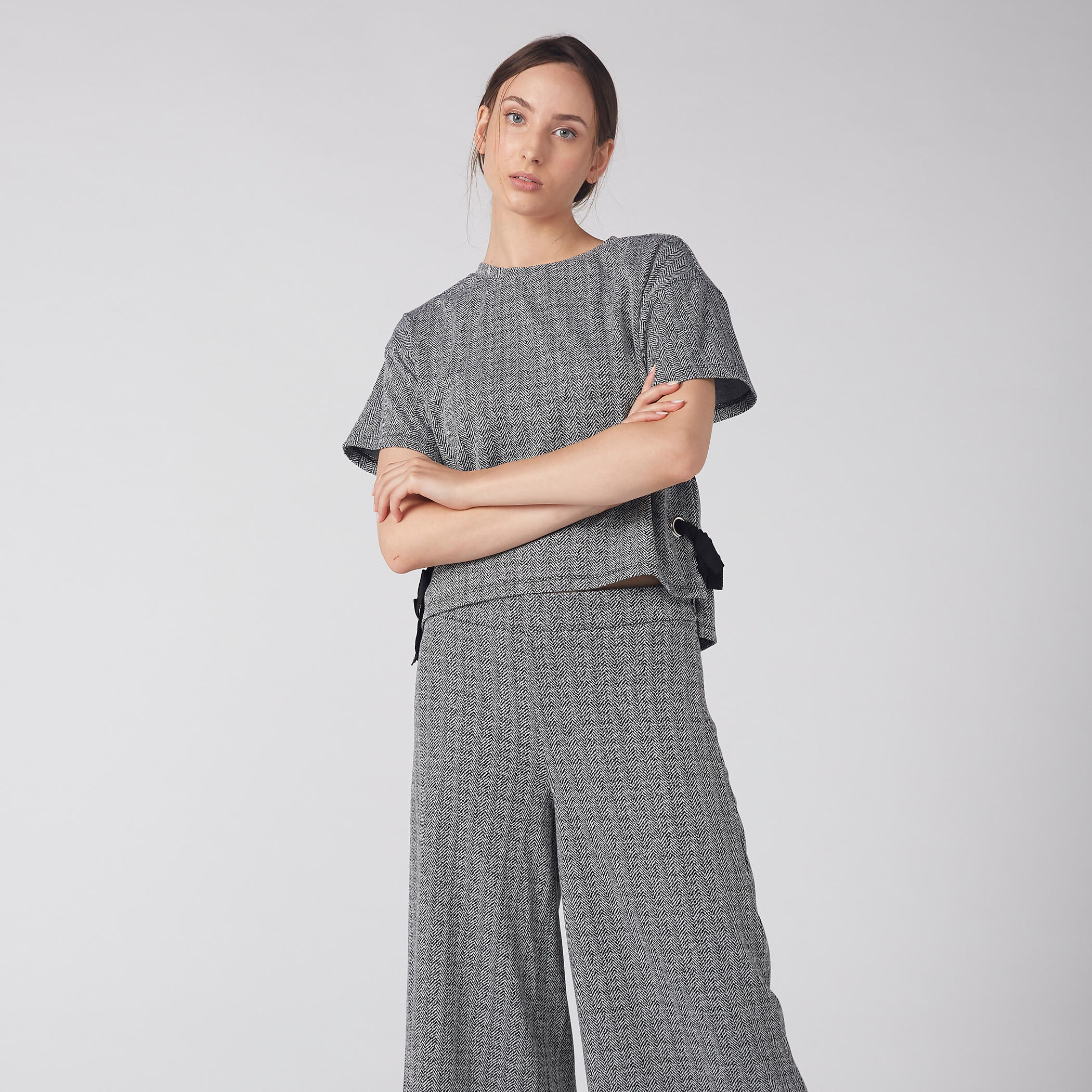 بنطال واسع الساقين بارز الملمس بإغلاق مطّاطي-women-clothing-bottoms-trousers-image-4