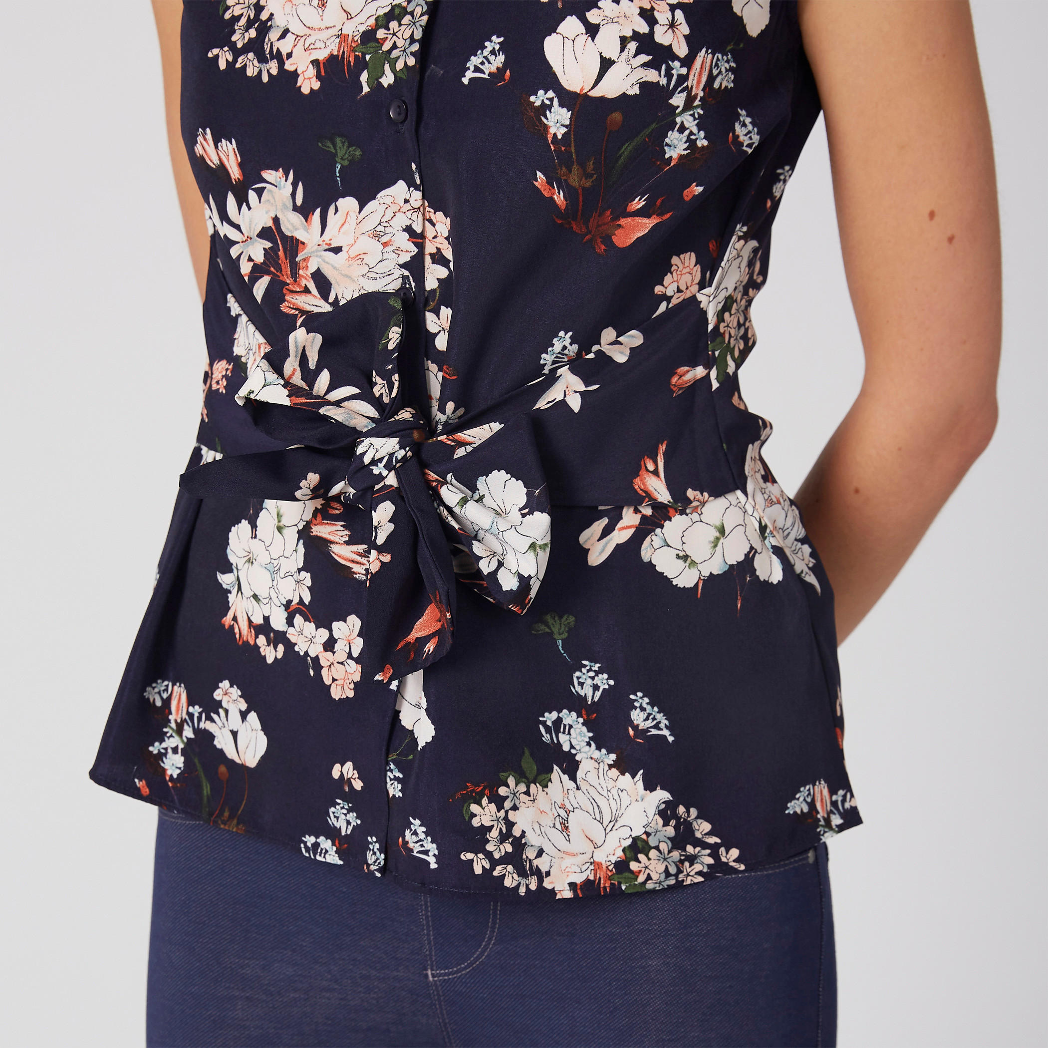 قميص دون أكمام بأزرار وأربطة وطبعات أزهار-women-clothing-shirtsandblouses-shirts-image-3