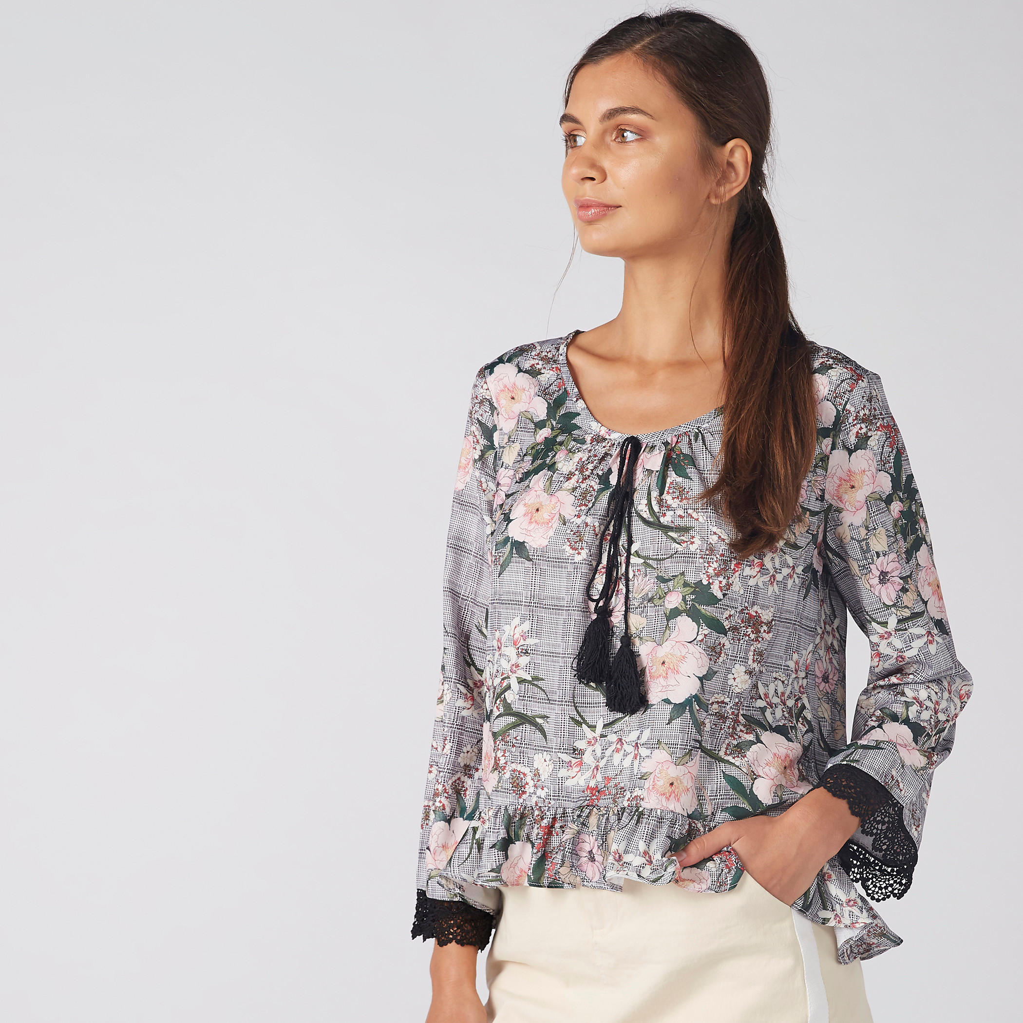 بلوزة بطبعات زهرية وتفاصيل كشكش وأربطة-women-clothing-shirtsandblouses-blouses-image-1