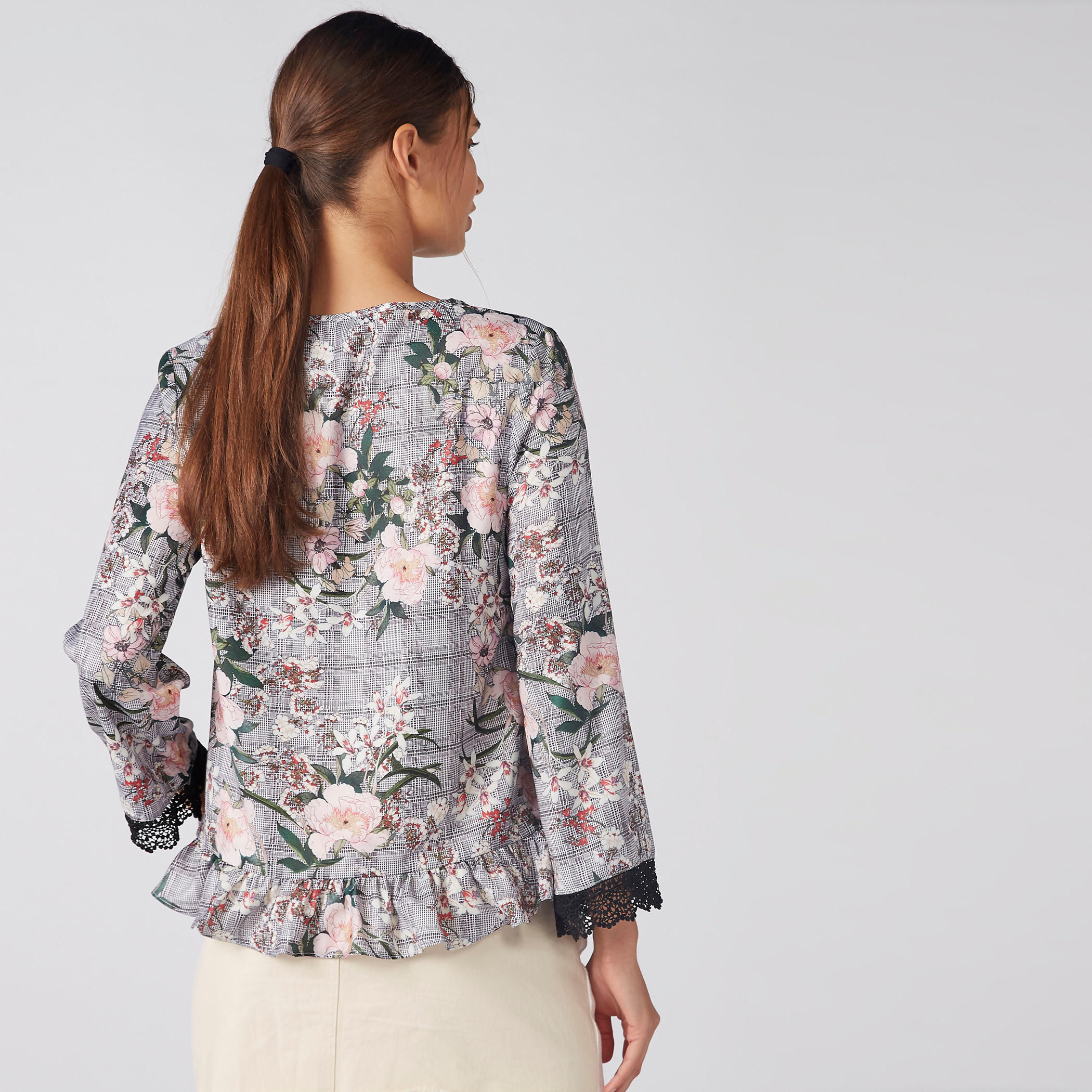بلوزة بطبعات زهرية وتفاصيل كشكش وأربطة-women-clothing-shirtsandblouses-blouses-image-3