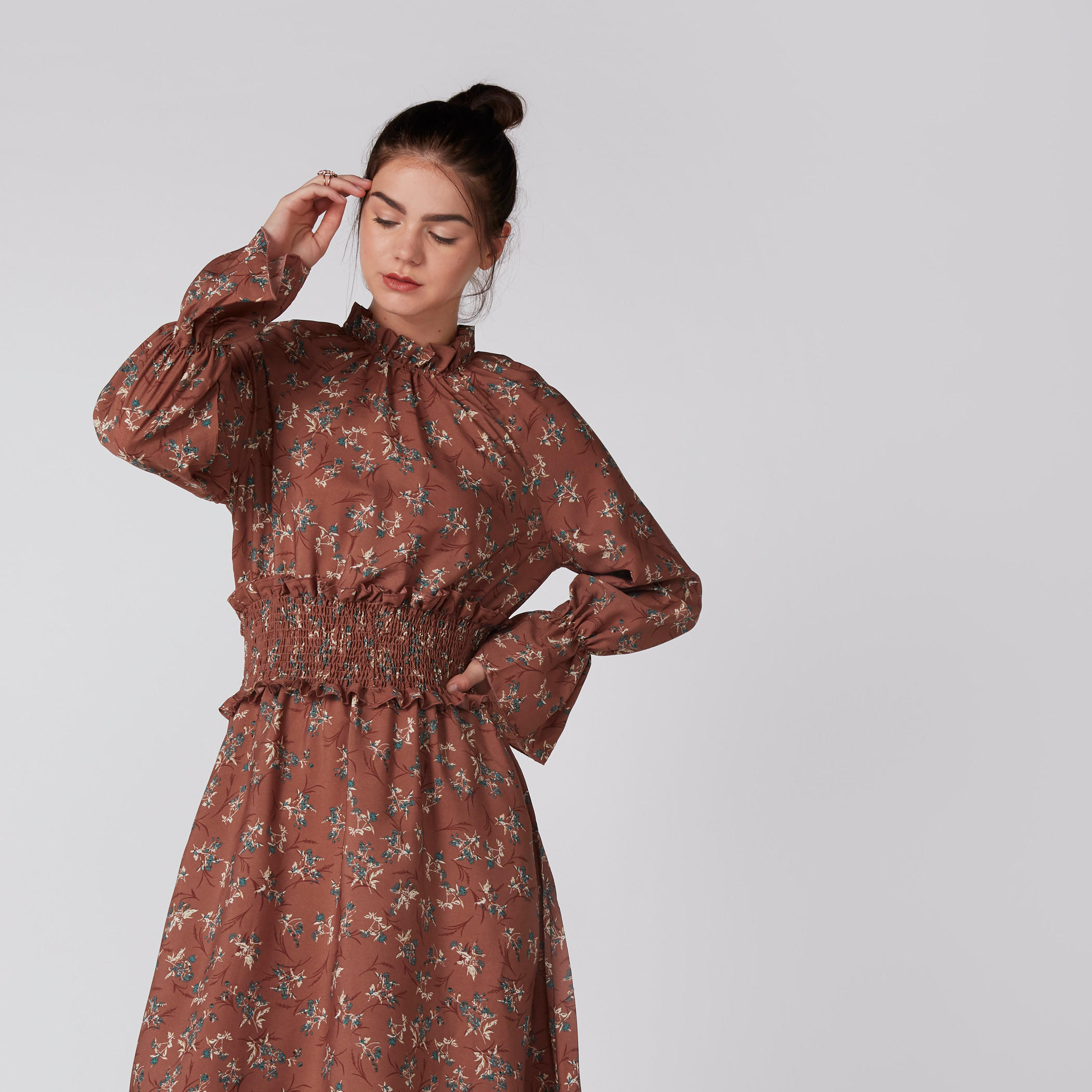 فستان طويل بحوّاف غير مستوية ودرزات وطبعات-women-clothing-dresses-image-1