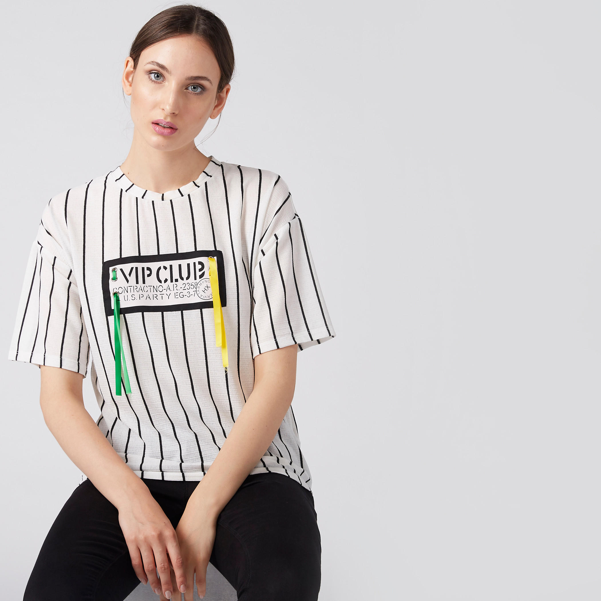 بلوزة مقلمة بياقة مستديرة وأكمام بأكتاف منسدلة وشريطة-women-clothing-tshirts-image-1