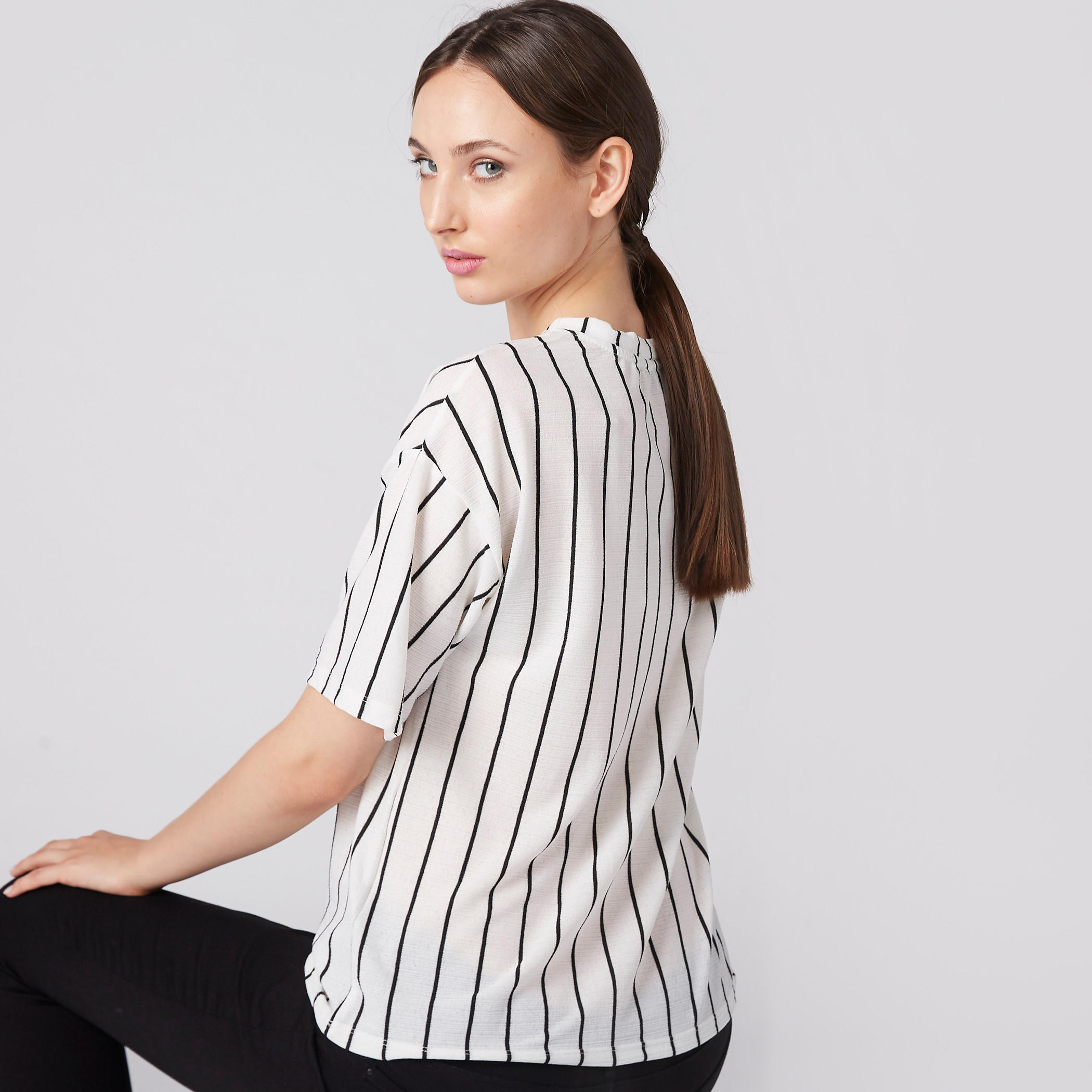 بلوزة مقلمة بياقة مستديرة وأكمام بأكتاف منسدلة وشريطة-women-clothing-tshirts-image-2